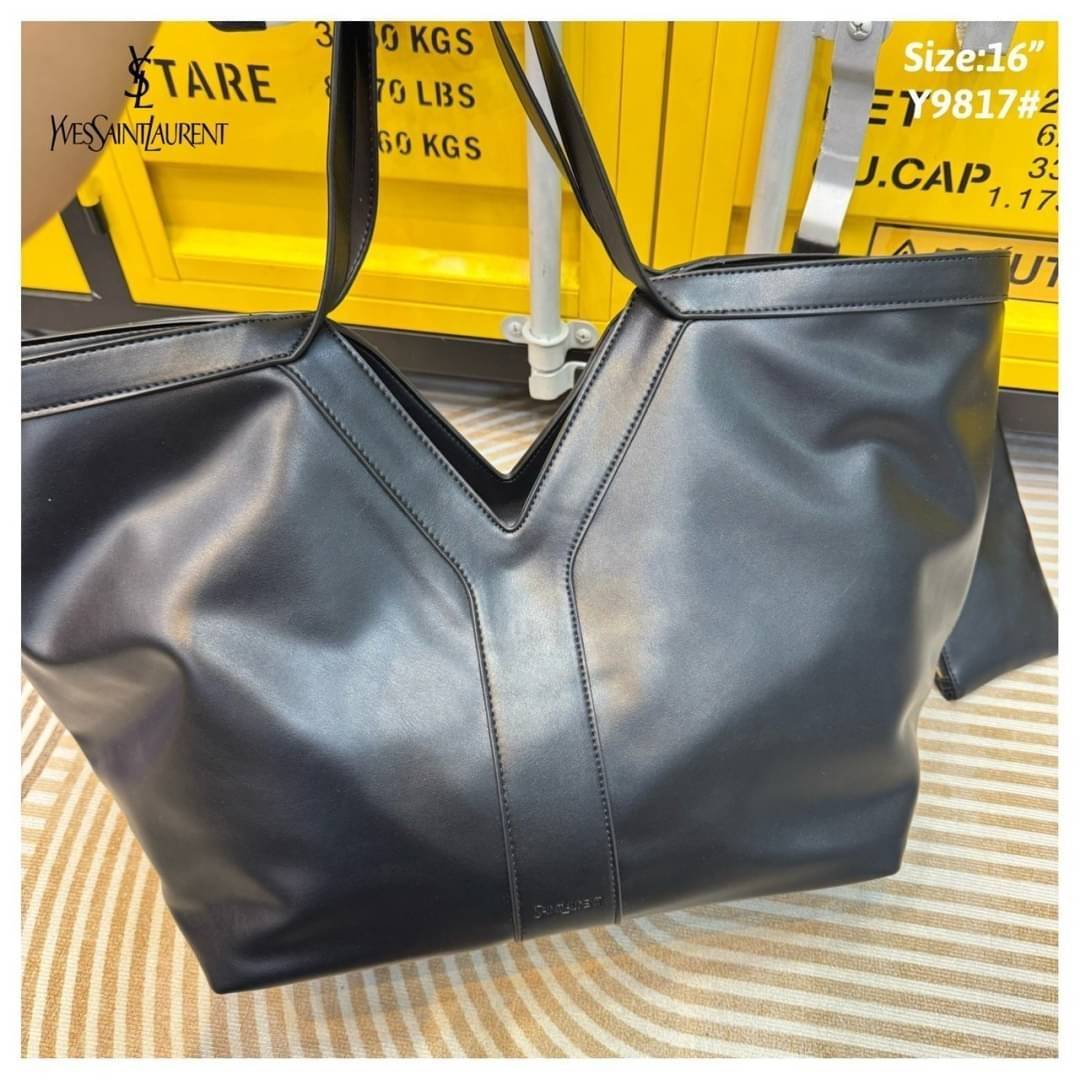 YSL Y TOTE IN LEATHER BAG กระเป๋าสะพายทรงโท้ทใบใหญ่ รุ่นใหม่ล่าสุด งานหนังสวยเต็มใบ ดีไซส์เรียบหรูดูแพงอย่างแท้จริง ภายในโล่งกว้างมาก จุของได้เยอะสุด เอาใจสายแบกแต่ยังคงความหรูไว้ในตัวอย่างแน่นอน