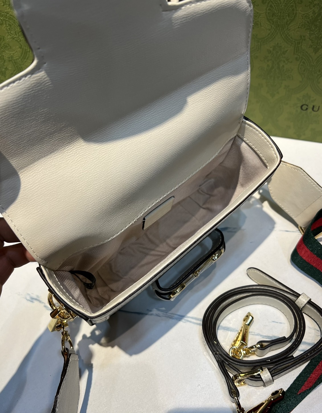 หนังแท้ GUCCI Horsebit 1955 mini bag GG Supreme canvas ที่สุดของรุ่นที่ฮอตหนักมาก คอลเลคชั่นที่ยอดขายดีตั้งแต่วันแรกที่ลง shop ด้วยรูปทรงที่กะทัดรัด ตอบโจทย์ได้ทุกลุค ทุกไลฟ์สไตล์ ใช้งานได้ง่ายคล่องตัว เรียกได้ว่าใครไม่มีได้ยังไง สวยขนาดนี้!!