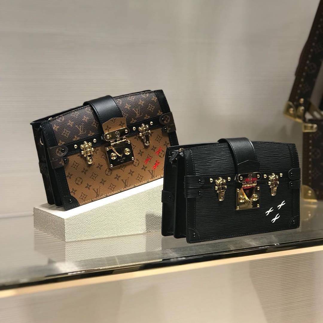 LOUIS VUITTON TRUNK CLUTCH Monogram / LV TRUNK CLUTCH กระเป๋าสะพายกึ่งคลัทช์ ทรงสวย ที่สาวๆเรียกร้อง วัสดุหนังแคนวาส ดีไซน์ทุกอย่างได้ลงตัว หรูหรา ปากกระเป๋ามีสายคาดล็อค และช่องซิปปิด ภายในแบ่งสัดส่วนไว้ดีมากๆ มาพร้อมสายสะพายโซ่สลับหนัง ที่ถอดออกได้ พกเป็