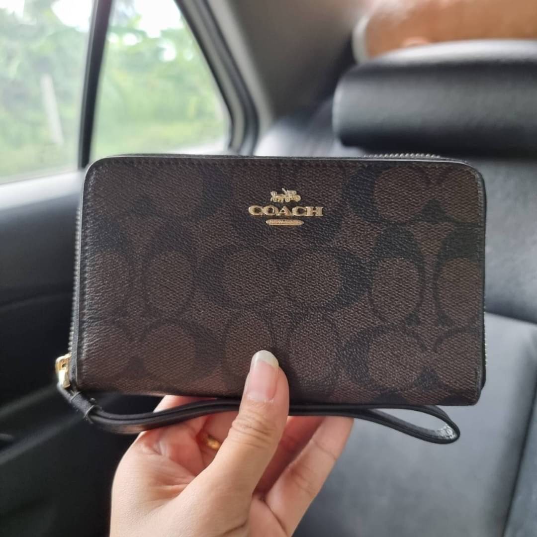 COACH F57468 PHONE WALLET IN SIGNATURE COATED CANVAS กระเป๋าสตางค์ถนอมมือถือ!! 2IN1 สุดๆ ใส่โทรศัพท์ ใส่เงิน ใส่บัตร ครบถ้วน!! จบในใบเดียวจ้า ขนาดกำลังเหมาะมือ วัสดุหนังแคนวาสเคลือบลาย คุณภาพดี สาวๆมีไว้ติดตัวสักใบ ไม่ผิดหวังจ้า