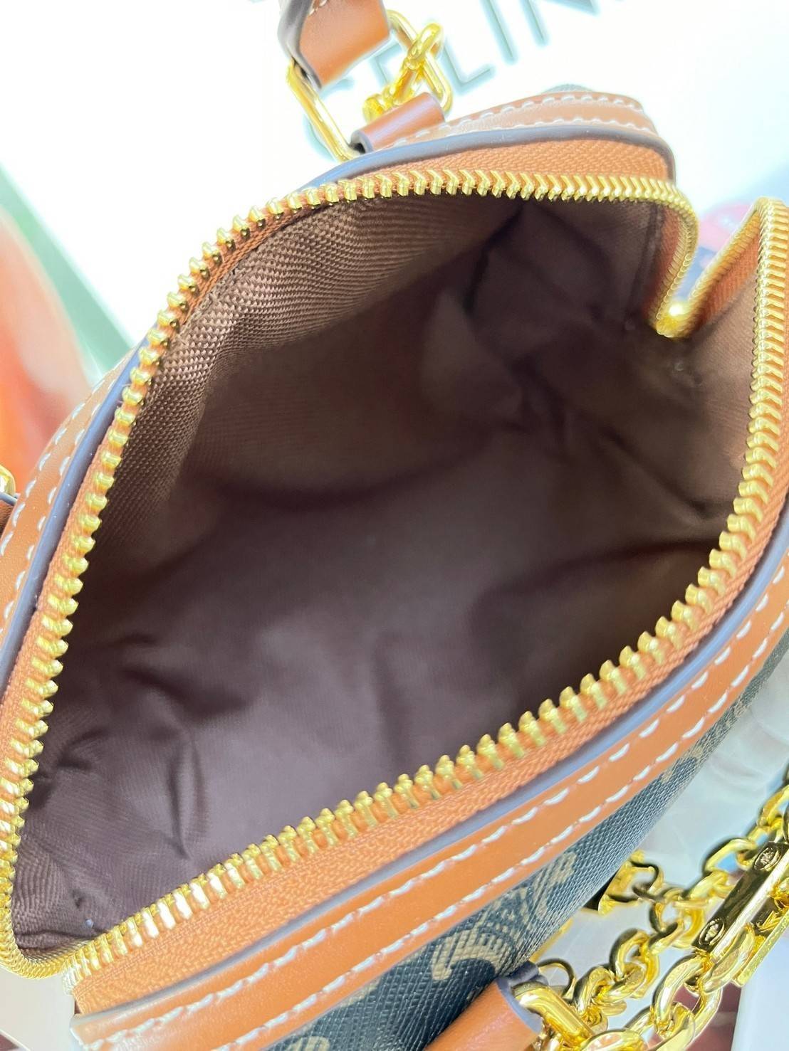 CELINE MINI BOSTON BAG IN TRIOMPHE CANVAS กระเป๋าทรงหมอนขนาดกะทัดรัด เป็นทรงฉิตตบอดกาลไม่มีเอ้าท์ ถือหรือสะพายได้อย่างคล่องตัว ภายในสามารถบรรจุสิ่งของที่จำเป็น สิ่งที่โดดเด่นของกระเป๋าหนังลาย Triomphe ที่ได้รับความนิยมอย่างแพร่หลาย มีอะไหล่ทองประดับเพิ่มม