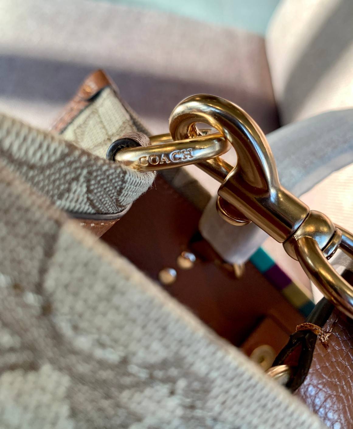 สวยๆอย่างนี้อดใจยังไงไหว!! Coach Dempsey Carryall In Signature Jacquard With Stripe And Coach Patch ((C5794)) ✈️พร้อมส่งความสวย! คุณภาพจัดเต็มเลยค่ะ กระเป๋าทรงTote วัสดุ Jackquard+หนังแท้ ได้ลงตัวสวยงาม 🔺สีคอลเลคชั่นใหม่ล่าสุด! ด้านหน้ามีโล