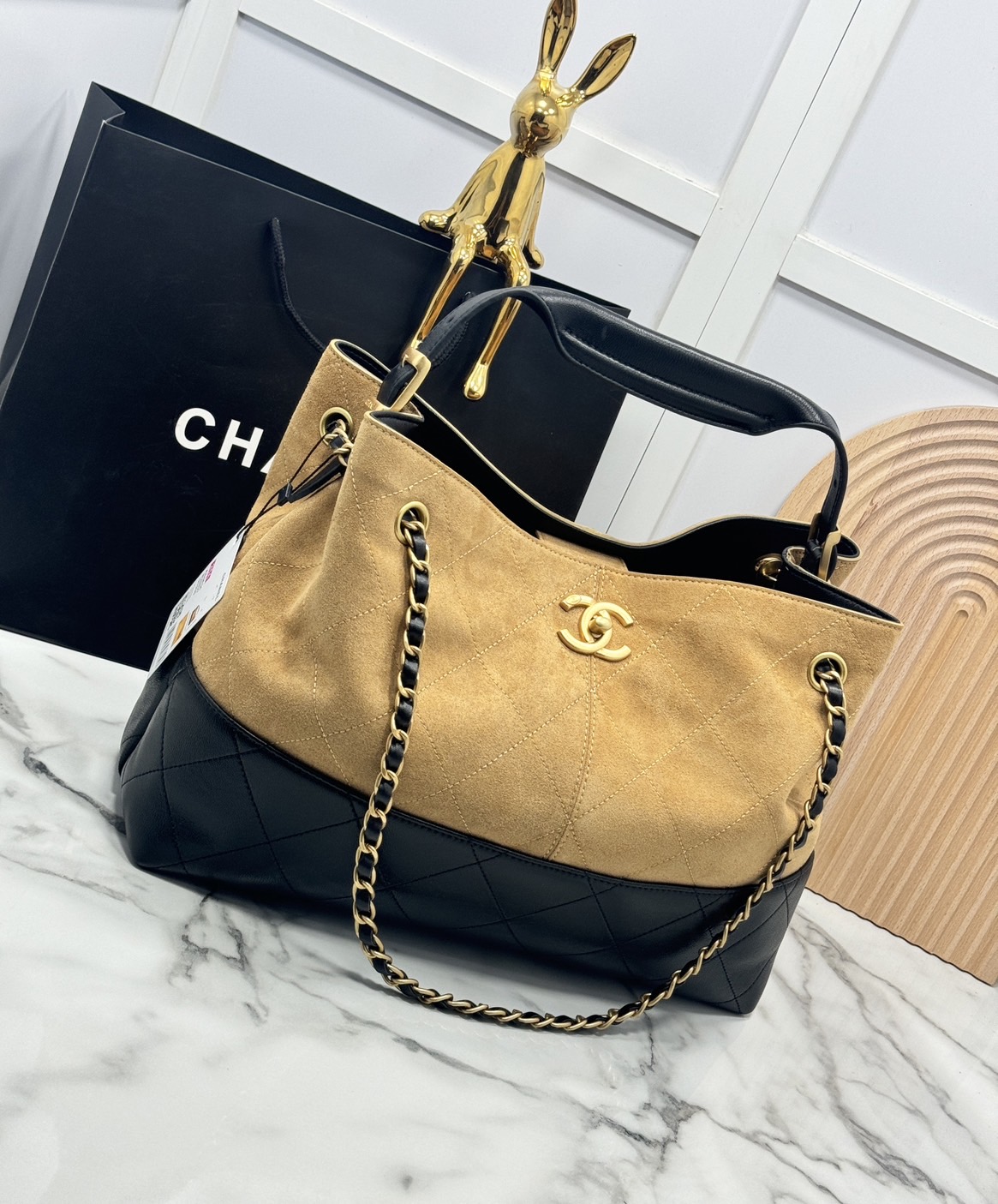 ORI หนังแท้ | CHANEL Shopping Bag 25A Suede Bag กระเป๋าช้อปปิ้งทรงโท้ทหนังกลับสีทูโทน ในคอล Métiers Dart 2024/25 ดีไซน์ใหม่หนังกำมะหยี่โทนน้ำตาล ใช้งานง่าย สวยหรูดูแพง