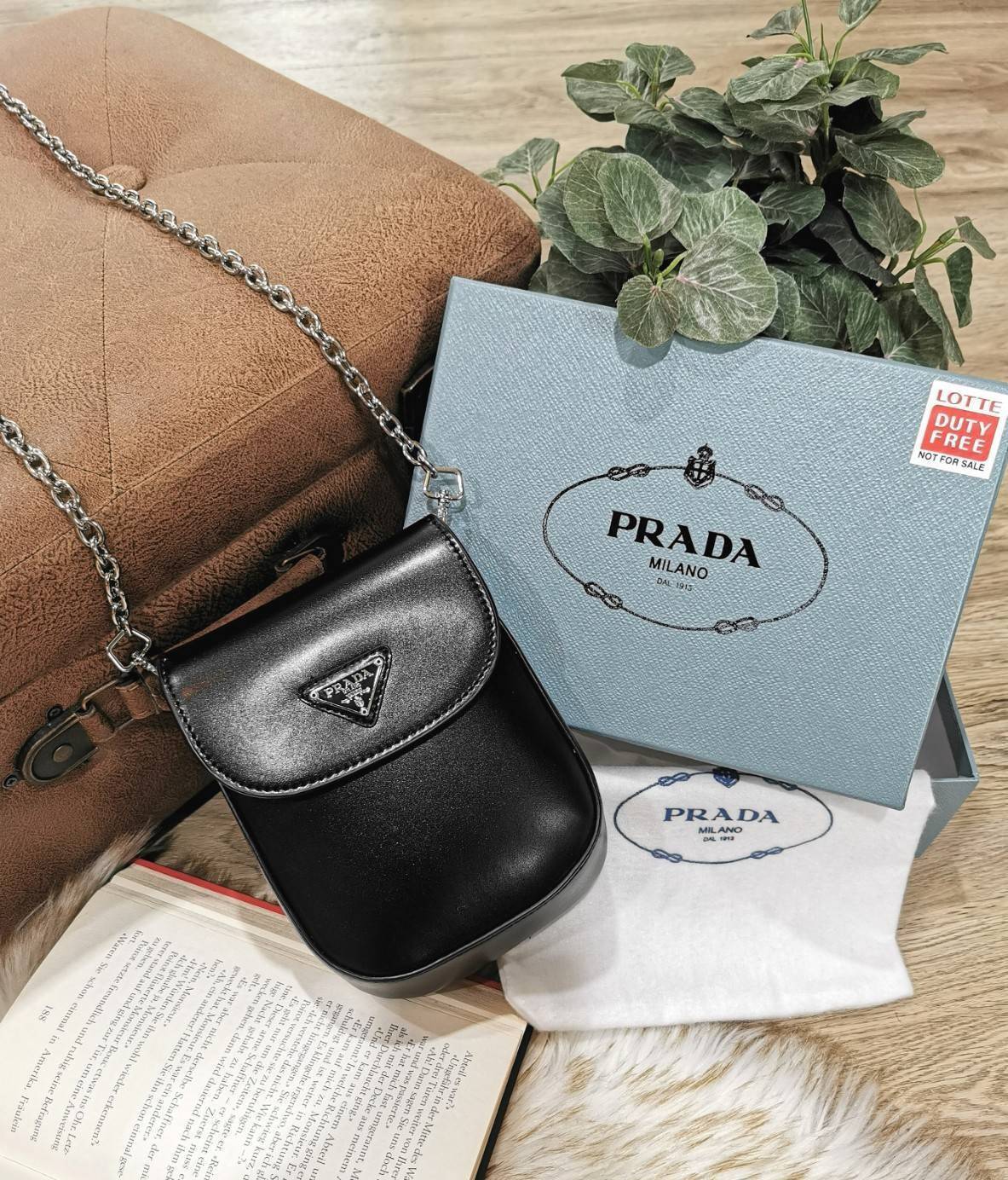 พรีเมี่ยมกิ๊ฟแท้ 100% 】Prada Leather Crossbody Bag Gift With Purchase (GWP) พรีเมี่ยมกิ้ฟรุ่นใหม่ล่าสุดจาก Prada Perfume DutyFree Counter หนังเรียบสวยอยู่ทรงด้านหน้าประดับโลโก้แบรนด์เปิดปิดด้วยฝาปิดกระดุมแม่เหล็ก