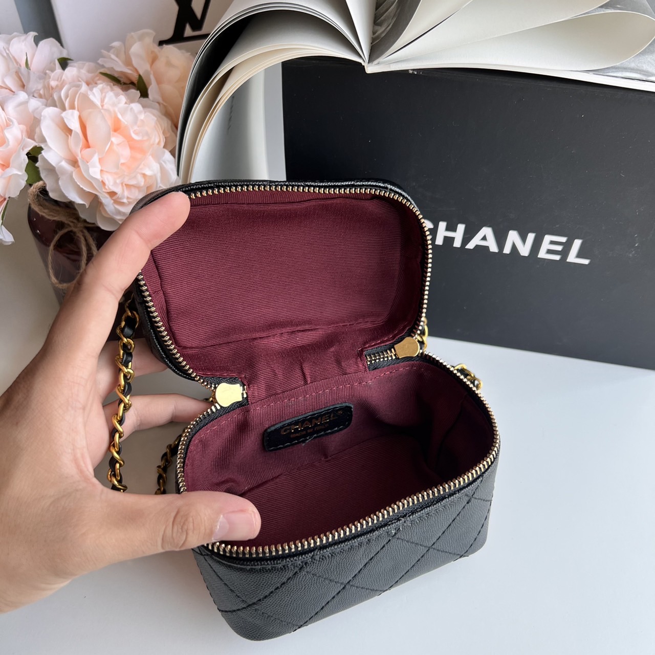 หนังแท้ Chanel Micro Bag / CHANEL Small Vanity Case Caviar Leather / Chanel vanity chain mini พร้อมส่งที่ไทย กระเป๋าสะพายข้างขนาดเล็กน่ารัก ดีไซน์คลาสสิคเรียบหรูเข้ากับทุกลุ๊คแบบไม่มีเอ้าท์ ไอเท็มนี้แนะนำสวยน่าใช้ ไม่ควรพลาดเลยค่าา