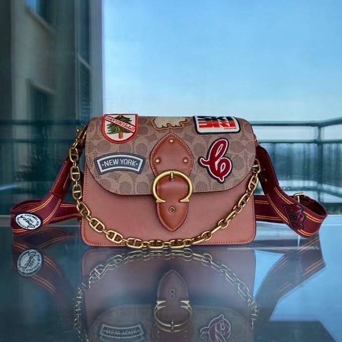 COACH BEAT SHOULDER BAG IN SIGNATURE CANVAS WITH PATCHES พร้อมส่งที่ไทย คอลเลคชั่นใหม่สุดปัง อลังเวอร์!//กระเป๋าถือ สะพายไหล่ลาย SIGNATURE ตกแต่งความเก๋ด้วยแผ่นแปะลวดลายที่มีเฉพาะจาก COACH คอลเลคชั่นนี้เท่านั้น