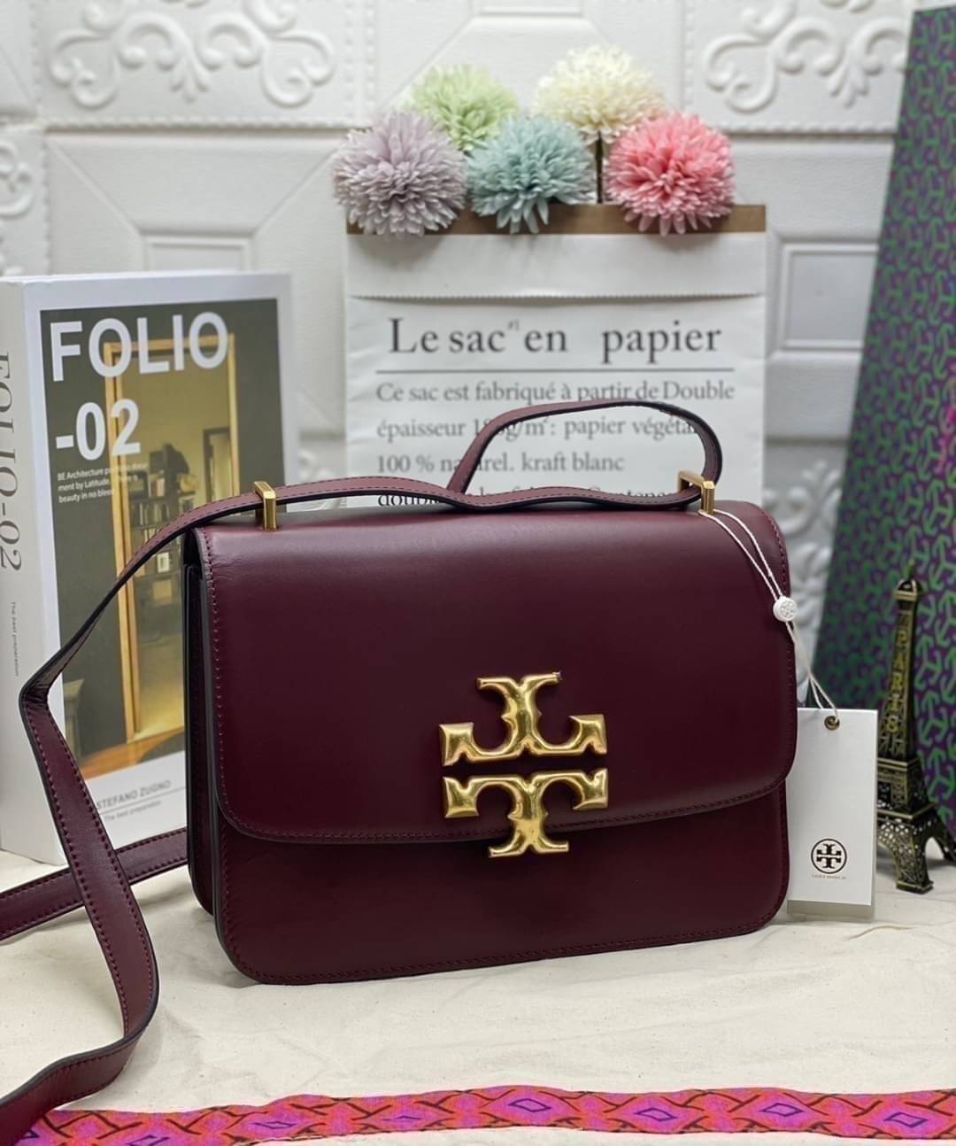 Tory Burch 75003 Eleanor Medium Convertible Shoulder Bag พร้อมส่งที่ไทย อีกรุ่นที่น่าครอบครองมากๆค่ะ กระเป๋าสะพายข้างและทบสายเป็นคล้องไหล่ได้ หนังแท้ชั้นดี ใช้ได้กับทุกๆโอกาส ห้ามพลาด ก่อนหมดนะคะ!!