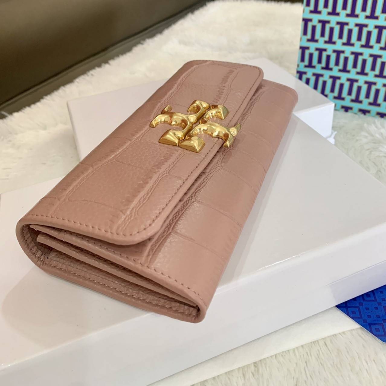 TORY BURCH Croc Long Wallet กระเป๋าสตางค์ใบยาว วัสดุหนังแกะสังเคราะห์ อะไหล่อทองโดดเด่นที่ด้านหน้า หนังเงาขึ้นรูปสวย เปิด-ปิดด้วยกระดุม ด้านในกระเป๋าแบ่งออกเป็นPatation มีช่องชิปยาวตรงกลาง มีช่องสำหรับ 6 ใบ งานสวยพร้อมส่งให้รับทรัพย์กันแล้ววันนี้