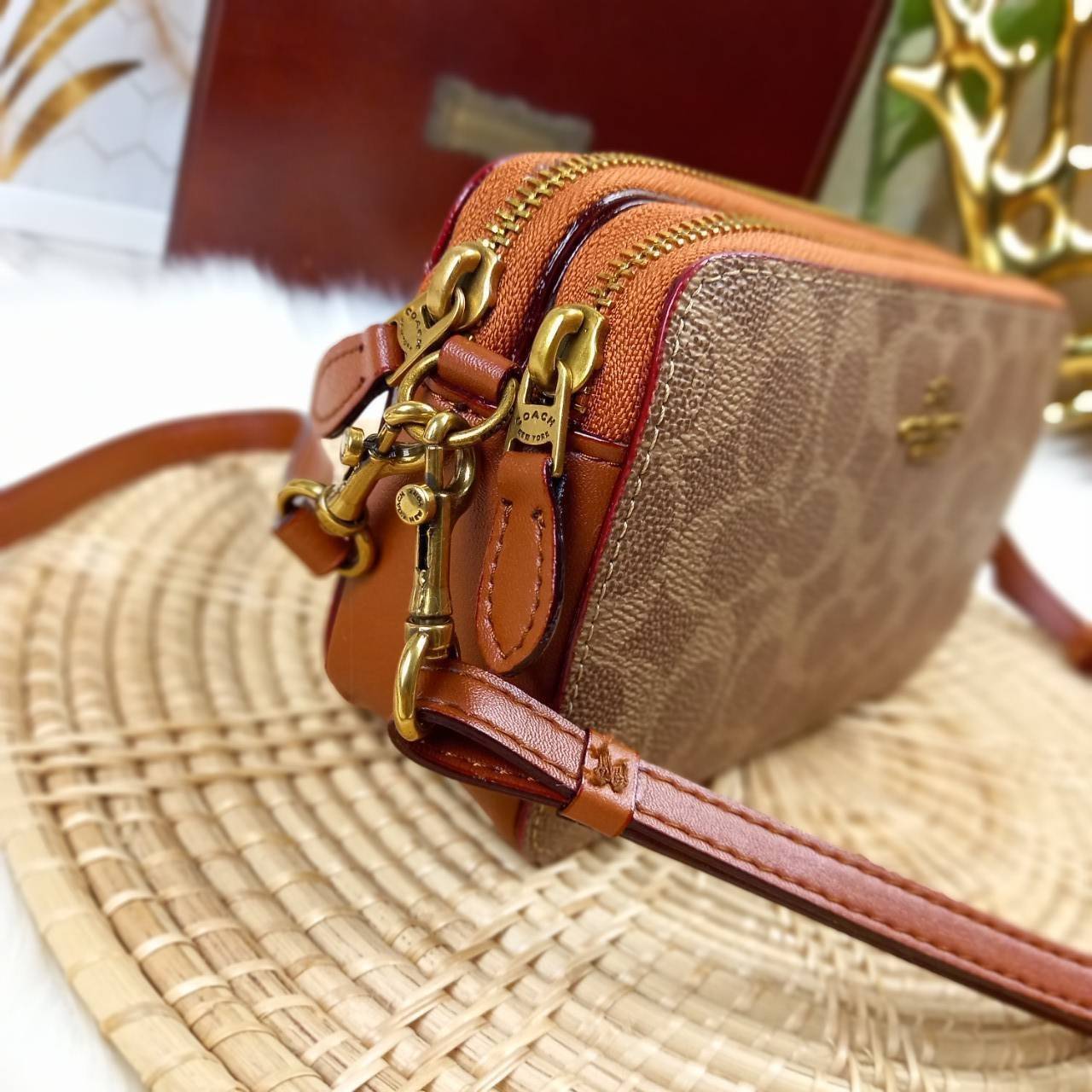 COACH KIRA CROSSBODY IN SIGNATURE CANVAS (COACH F89399)🍁เหมาะมือมาก หยิบใช้ง่ายสบายเลย🌈//รุ่นนี้ จะถือ จะคล้องมือ สะพายคลอสบอดี้ ได้หลายลุค จัดวางตามต้องการได้เลย // มีสายคล้องมือ และสายยาว สามารถถอดได้ทั้ง 2 สาย //เปิด-ปิดด้วยซิป มี2 ช่อง