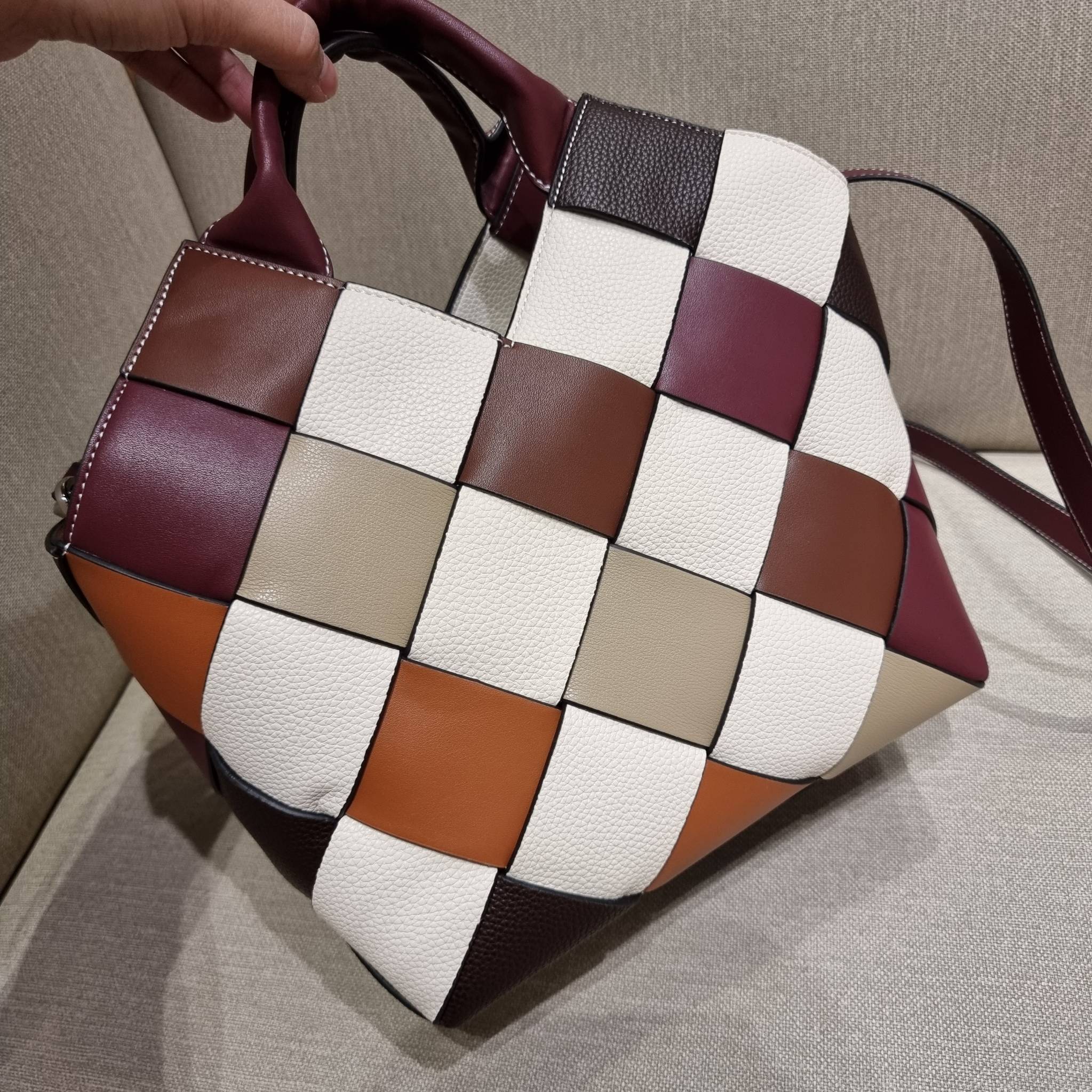 VIP 】LOEWE SURPLUS LEATHER WOVEN BASKET BAG IN CLASSIC CALFSKIN ใหม่ล่าสุดและสวยที่สุด กระเป๋าสะพานที่ถักทอด้วยความปราณีต โดดเด่นด้วยสีที่จับมาคอนทราสได้ลงตัว ใบใหญ่จุได้แบบเน้นๆ วัสดุหนังวัวแท้เต็มใบ หรูเลิศ ปากกระเป๋ามีสายหนังสำหรับผูกรวบปากกระเป๋า ภายใ