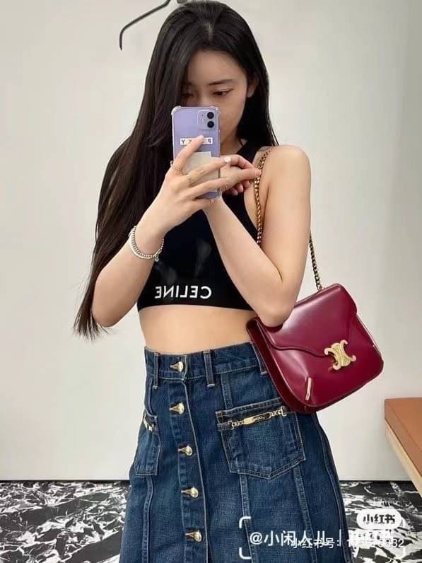 CELINE chain besace triomphe in shiny calfskin กระเป๋าสะพายสายโซ่ซีลีน รุ่นใหม่ล่าสุด อีกหนึ่งรุ่นในซีรีส์ Triomphe ที่ได้รับความนิยมอย่างมาก ด้วยรูปร่างทรงโค้งมนมีความคลาสสิกตามแบบฉบับแบรนด์