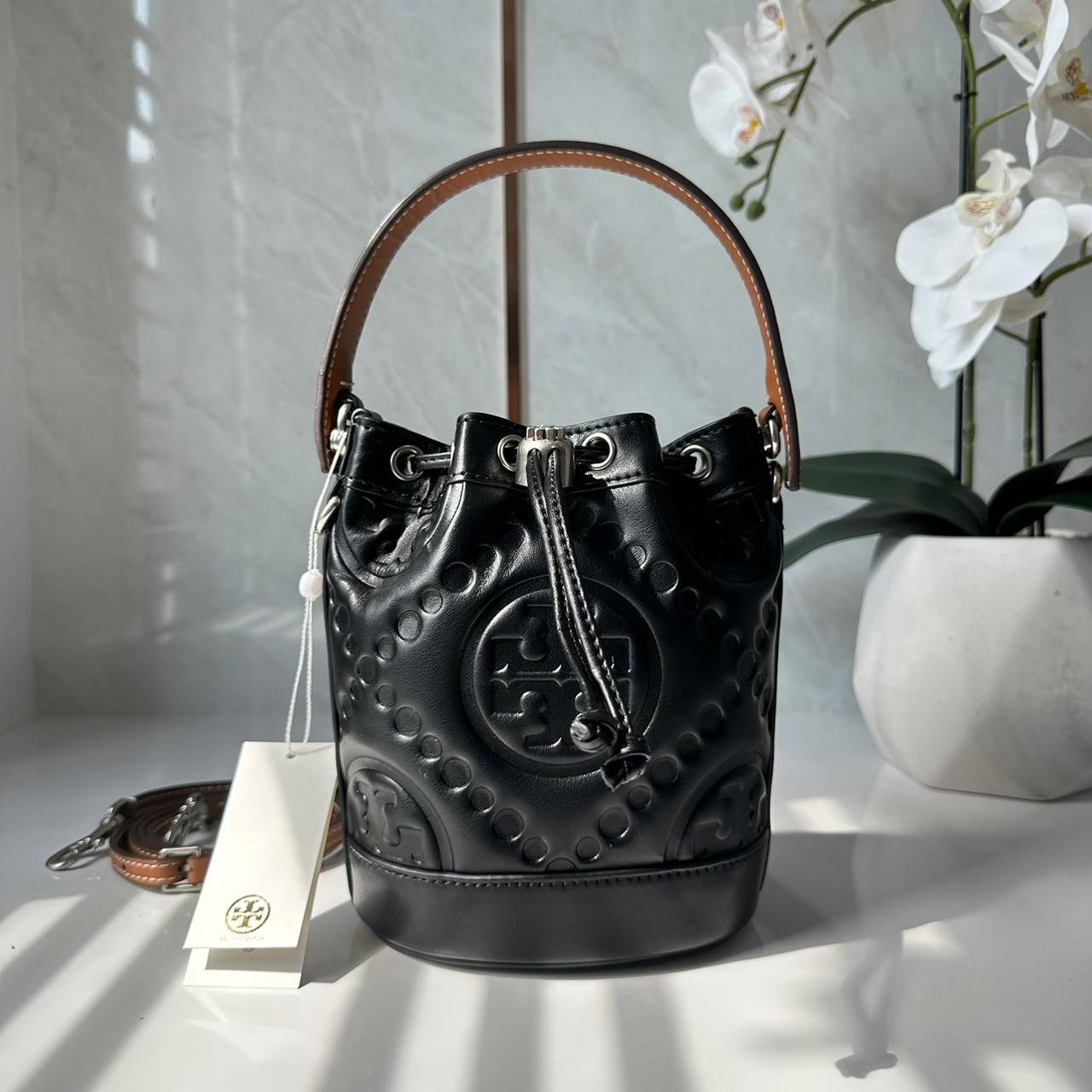 6 สี Tory Burch Puffy Mini / Tory burch T Monogram Puffy Patent Mini Bucket Bag / Tory Bucket Bag กระเป๋าบัคเกต size เล็ก โดดเด่นด้วยโลโก้ตัวนูนปั๊มด้านหน้า