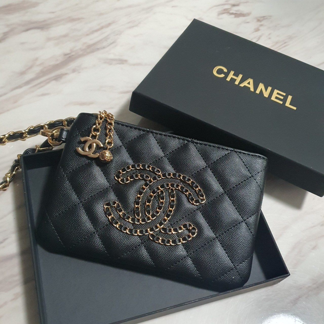 SIZE MINI พร้อมส่งรุ่นขายดี!!! Don't Miss! Chanel Clutch Bag VIP Gift With Purchase (GWP) กระเป๋าคลัชแบนหรือกระเป๋าสตางค์ GWP จาก Chanel Cosmetic Counter Duty free วัสดุหนังคาเวียร์สวยหรูเปิดปิดด้วยซิปสะดวกใช้ ด้านหน้าประดับโลโก้แบรนด์อะไหล่ทองและมี1