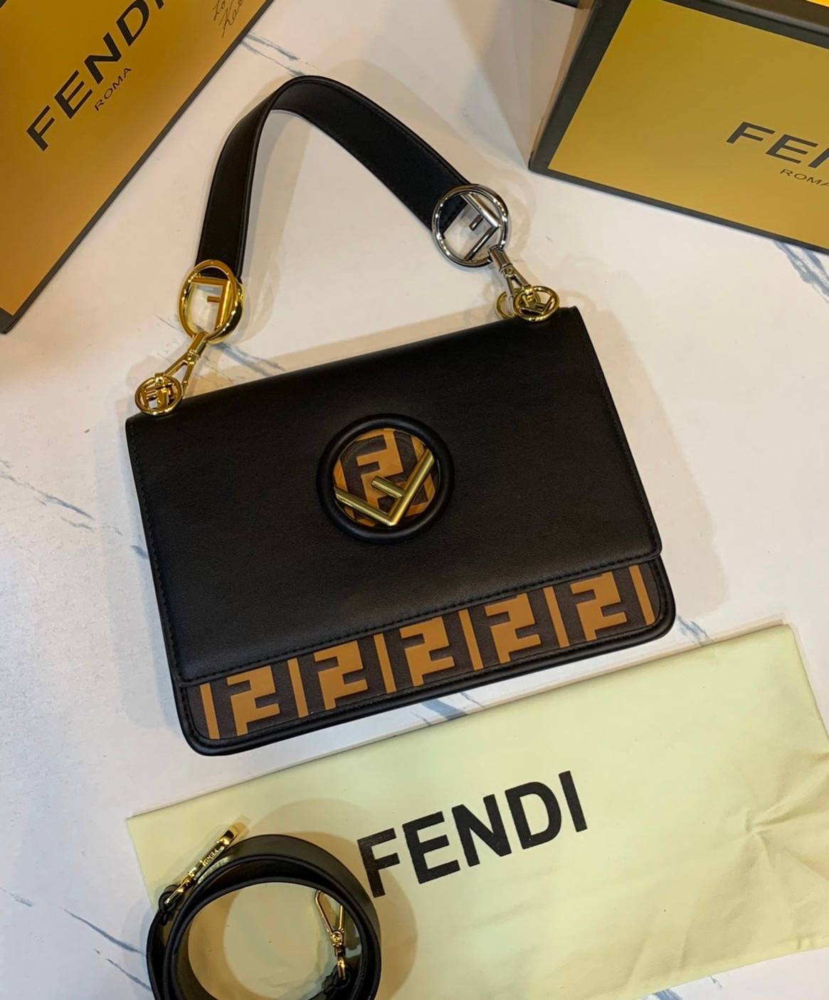 FENDI KAN leather bag เกรดออริจินอล ด้วยสีและลวดลายคลาสสิกตามแบบแบรนด์ เข้าได้กับสาวๆ ทุกสไตล์ บ่งบอกความเป็น FF ได้อย่างสมบูรณ์แบบ โทนสีแมตช์กับเสื้อผ้าได้ง่าย เสริมลุคสาวมั่นก็ลงตัว หรือเปลี่ยนมาติดสายสะพายยาวเพื่อสะพายคาดลำตัวก็ได้ความชิลและคล่องตัวไปอ