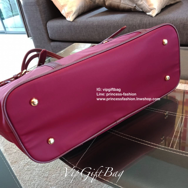 งานใบใหญ่ **ใส่ของจุใจ จากงานพรีเมี่ยมกิ้ฟ จากเคาเตอร์ต่างประเทศคะ แบรนด์ PRADA เป็น กระเป๋าผ้าไนล่อน ตามแบบฉบับของแบรนด์เลย หลงรักเลยคะ สะพายไหล่ได้ ถือก็สวยๆ ใช้แล้วสวยมากๆ ใส่ของได้เยอะเว่อร์ คุ้มราคา ห้ามพลาดเลยคะ!