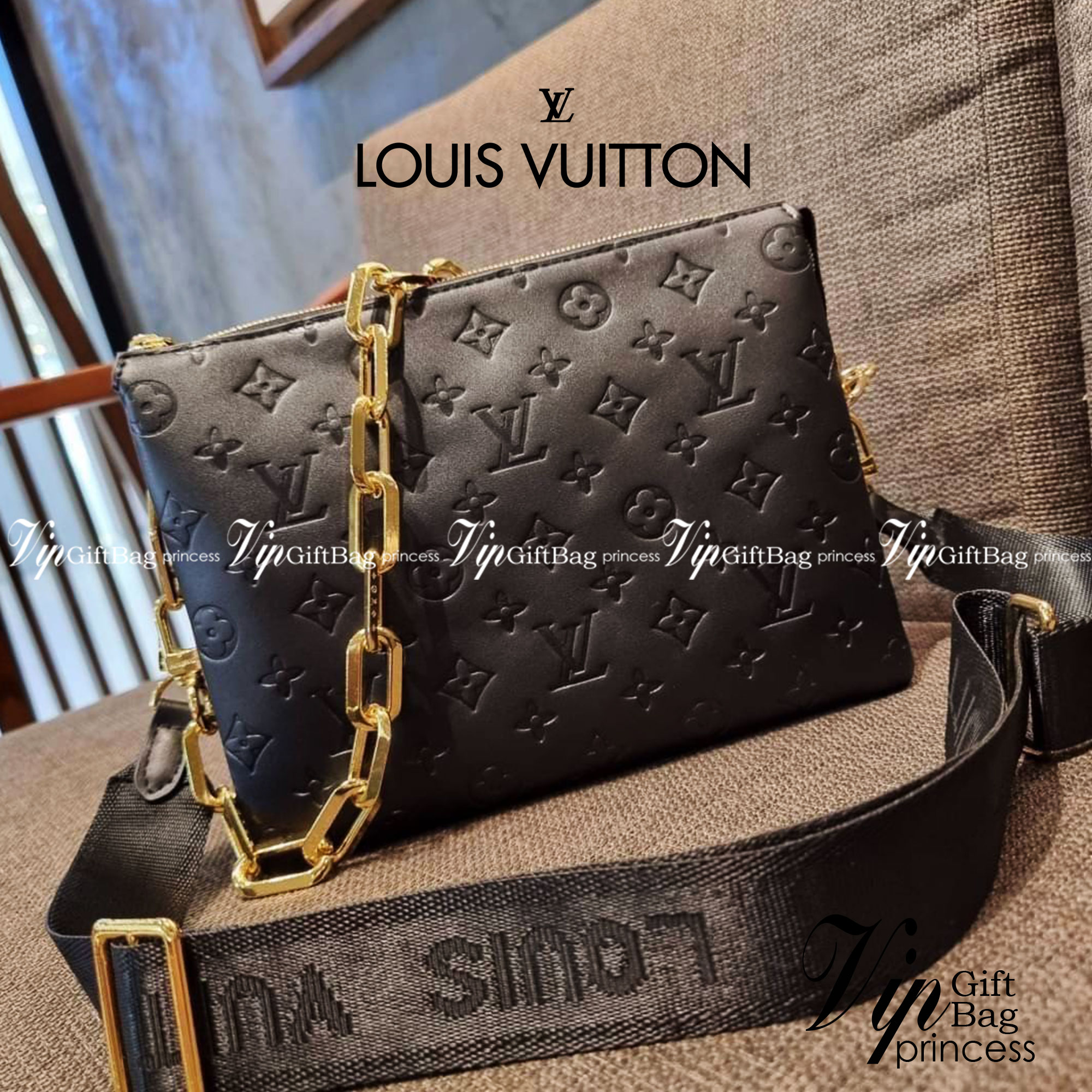 LV HANDLE POUCH MONOGRAM กระเป๋าสะพายกึ่งคลัชท์ สุดล้ำ ใหม่ล่าสุดมาแรงมาก ด้วยความสวยปังตั้งแต่แรกเห็น วัสดุหนังแกะปั๊มลายสวยคม มาพร้อมสาย 2 เส้น เลิศๆ มีสายโซ่ที่มีดีเทลละเอียดไม่ซ้ำ และสายสปอร์ตครอสบอดี้ ที่จะคล้องไว้ทั้งสองเส้นก็ดีงาม หรือสลับใช้ตามลุค