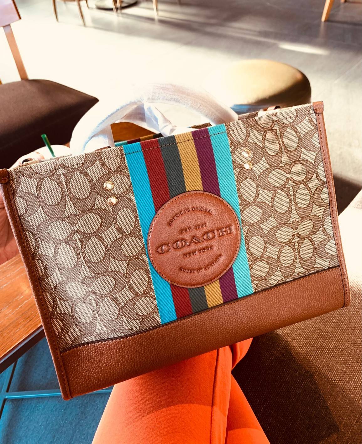 สวยๆอย่างนี้อดใจยังไงไหว!! Coach Dempsey Carryall In Signature Jacquard With Stripe And Coach Patch ((C5794)) ✈️พร้อมส่งความสวย! คุณภาพจัดเต็มเลยค่ะ กระเป๋าทรงTote วัสดุ Jackquard+หนังแท้ ได้ลงตัวสวยงาม 🔺สีคอลเลคชั่นใหม่ล่าสุด! ด้านหน้ามีโล