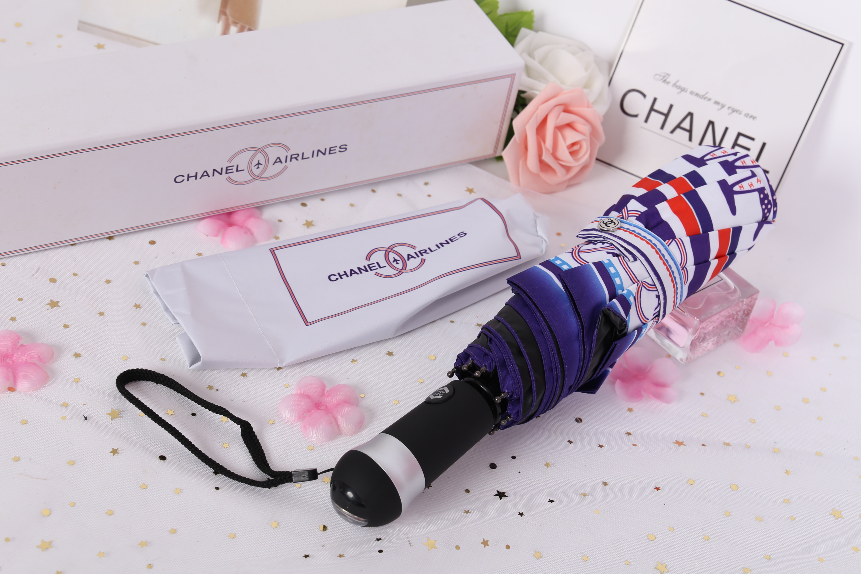 Chanel VIP Umbrella Set - Rare & Limited Chanel Airlines Edition - box & sleeve Vip Gift Chanel ของแท้ 100% ด้ามจับและกระดุมมีแบรนด์ชาแนลทุกจุด ตรงปลายด้ามจับเป็น Handy LED Light to Handle ไฟเปิด-ปิด และเปลี่ยนสีได้อัตโนมัติ ใช้ส่องเวลาเดินตอนกลางคืน ใช้ถ