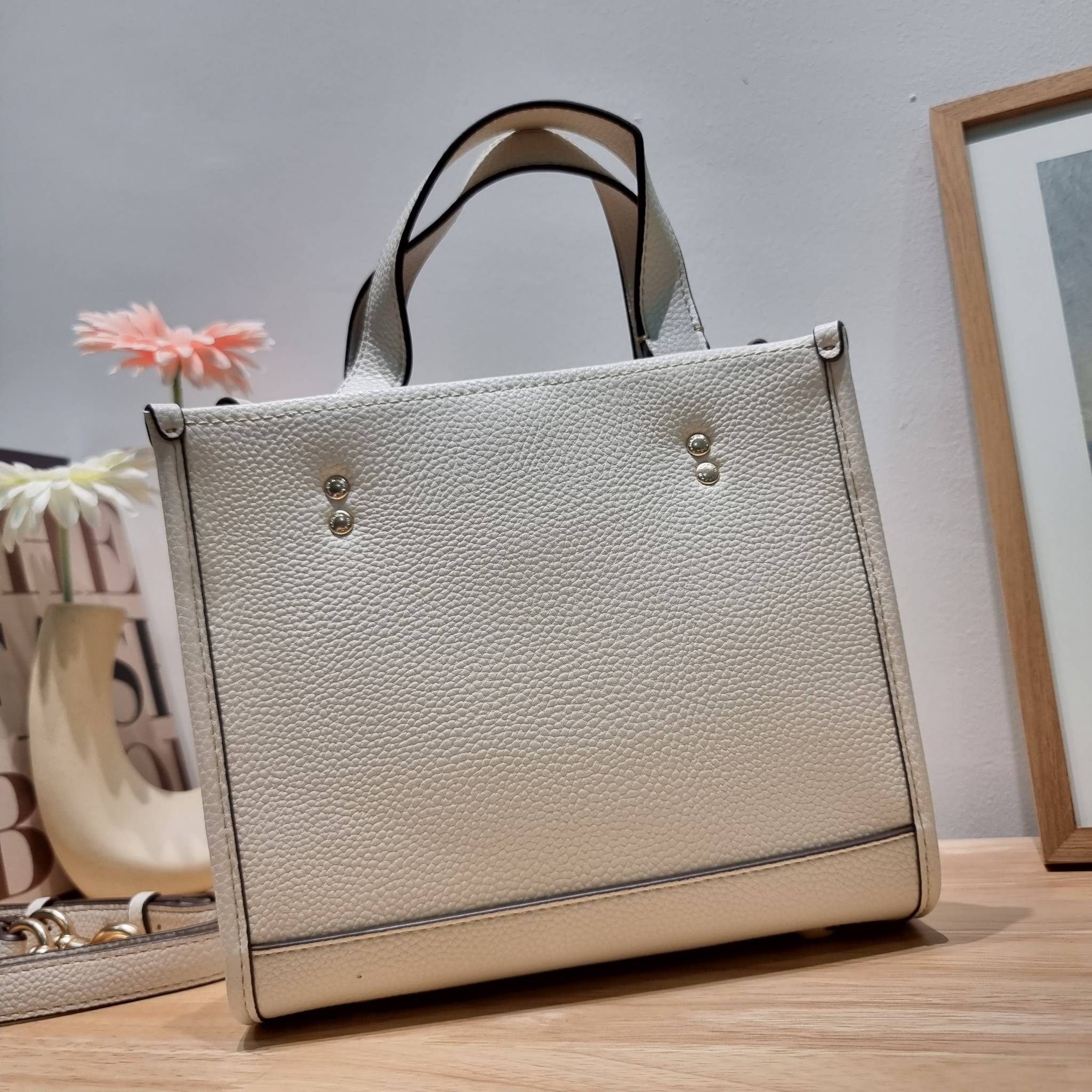 Coach X Peanuts Dempsey Tote 22 With Snoopy And Friends Motif CE850 คอลเลคชั่นใหม่ น้องน่ารักเกินต้านไปมาก!! กับกระเป๋าทรงโท้ท ไซส์กำลังสวย ดีไซน์ ลายการ์ตูนยอดฮิต ที่ใครๆก็ต้องรู้จัก พิมพ์คมชัดลงบนหนัง pepble ผิวสัมน่าใช้ ปากกระเป๋ามีกระดุมแม่เหล็กปิดกัน