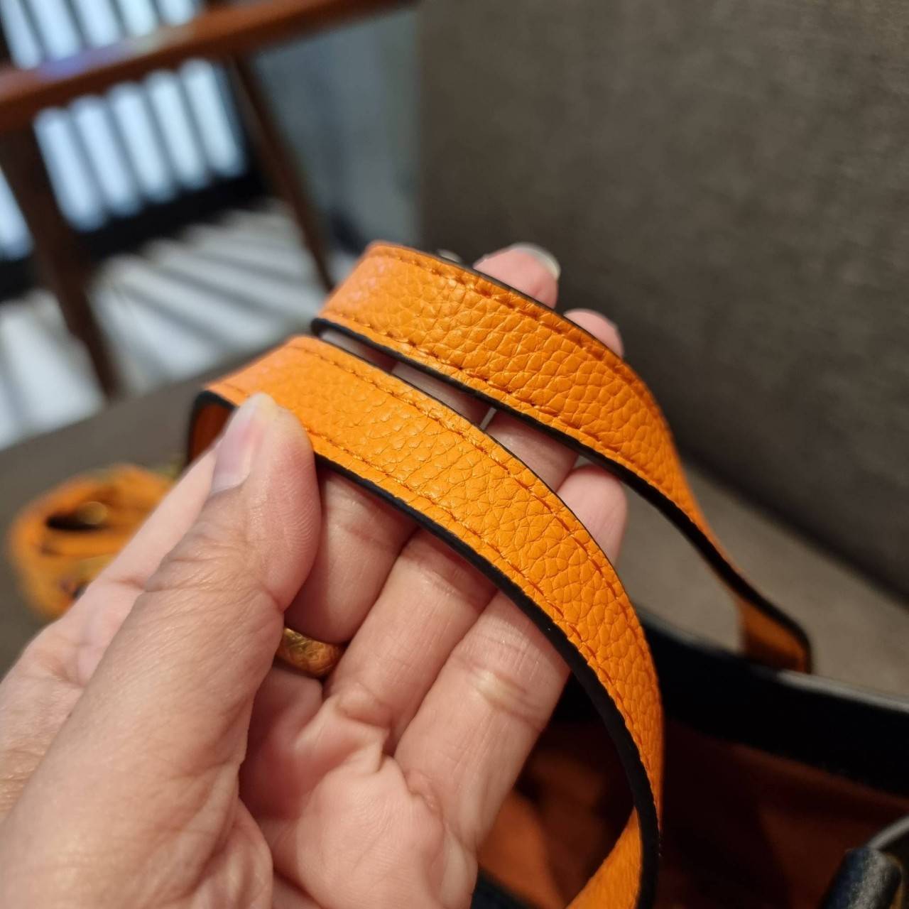 COACH C8456 FIELD TOTE 22 WITH HORSE AND CARRIAGE PRINT AND CARRIAGE BADGE คอลเลคชั่นสุดคลาสสิค ต้อนรับซัมเมอร์ ทั้งสดใสและร้อนแรง สวยหรูดูแพงในไอเท็มเดียว กระเป๋าทรงโท้ท ไซส์กำลังสวย น่ารักน่าใช้ ฟังก์ชั่นการใช้งานสะดวกที่สุด มีทั้งสายคล้องแขนในตัว และสา