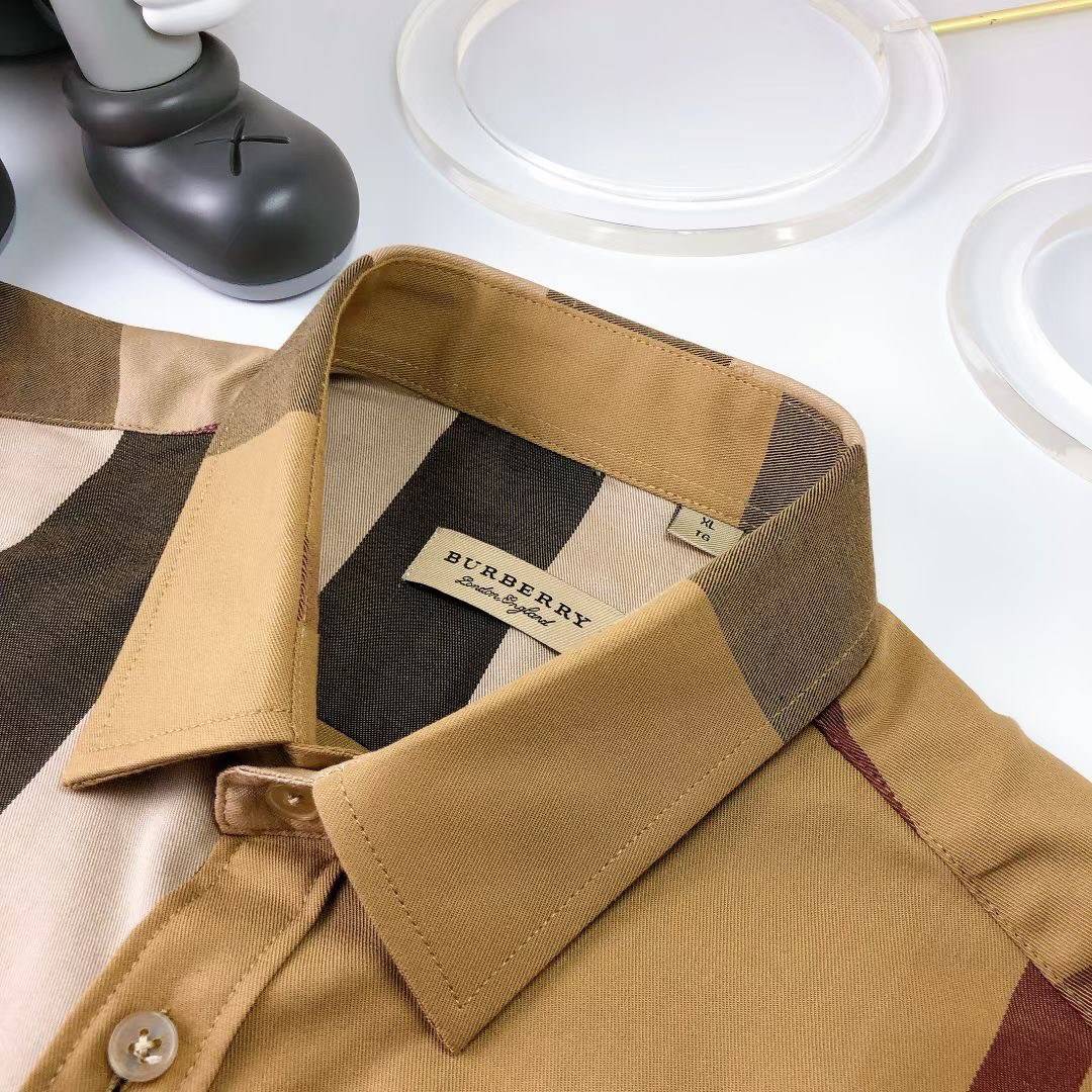 BURBERRY SHIRT / BURBERRY SHORT SLEEVE VINTAGE CHECK SHIRT เสื้อเชิ้ตแขนสั้นแบรนด์เบอเบอรี่ ลายสก็อตสุด classic เรียบหรู ดูดี ภูมิฐานมากๆค่ะ สินค้านำเข้าคุณภาพเทียบแท้ งานสวยเทพ เนื้อผ้าอย่างดี เป๊ะมาก รับประกันความพอใจเลยนะคะ ใส่เป็นเชิ้ตติดกระดุมเนี๊ยบๆ