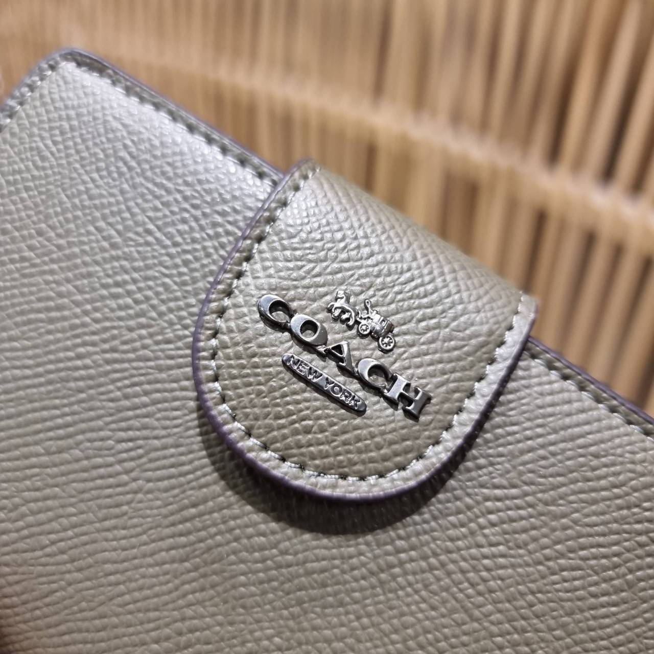 COACH 6390 MEDIUM CORNER ZIP WALLET เดอะเบสท์รุ่นที่สาวๆตามหา!! ดีไซน์ใหม่ สวยสะกด!! กระเป๋าสตางค์ใบกลาง สีคลาสสิค เรียบแต่แฝงความหรู บอกเลยว่ามันละมุนมาก!! ด้วยวัสดุหนัง crossgrain ที่ดูแลรักษาง่าย และยังดูผู้ดี ถือใช้แล้วขับผิวทุกสี ภายในมีช่องใส่บัตรแล