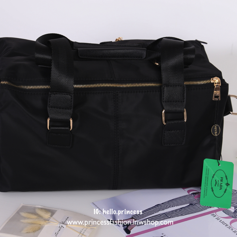 PRADA TESSUTO NYLON TRAVEL BAG สินค้า Premium gift จากเค้าเตอร์แบรนด์ต่างประเทศ รุ่น Limited edition แท้💯 กระเป๋าเดินทาง/ ฟิตเนส ดีไซน์เกร์ๆ สวยๆ ตามแบบฉบับแบรนด์ วัสดุผ้าไนล่อน เนื้อหนา คุณภาพดี อะไหล่ทองสวยหรู ดูแพง รุ่นนี้ถือหรือ สะพายไหล่ จะได
