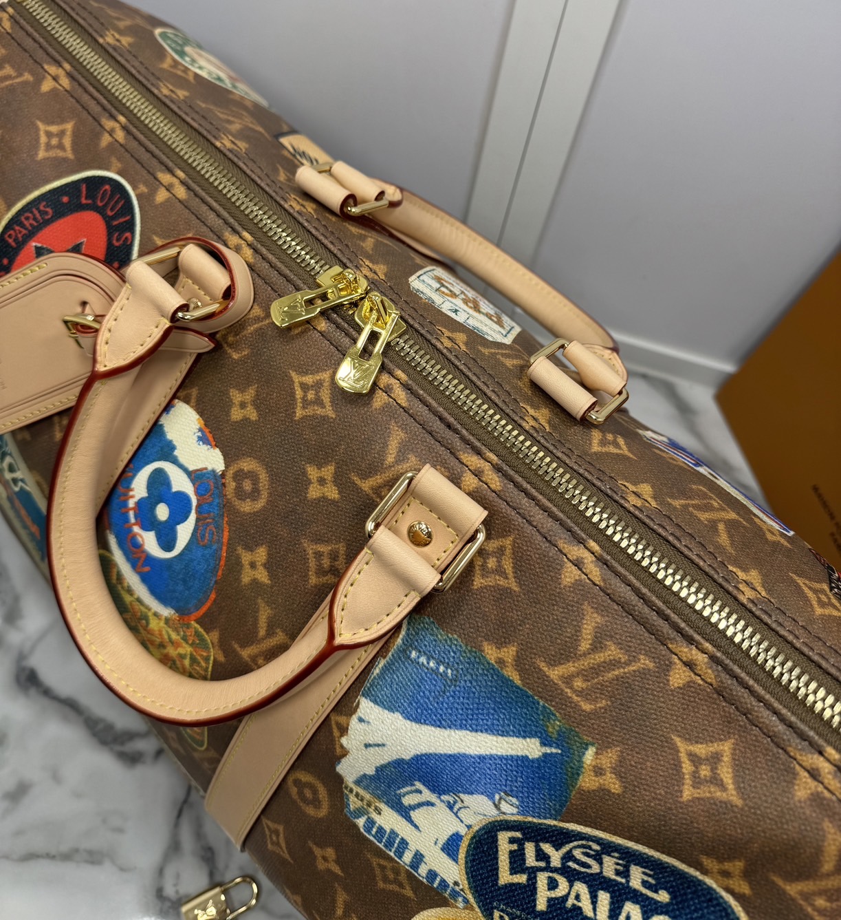 LV Keepall Bandoulière 45 Flight Mode กระเป๋าสะพายใบใหญ่ เอาใจสายรักการเดินทาง ด้วยลายลิมิเต็ด ตกแต่งลายท่องเที่ยวหรูหราและมีเอกลักษณ์เฉพาะตัว เหมาะสำหรับนักเดินทาง ภายในโล่งกว้าง จุของได้เยอะ