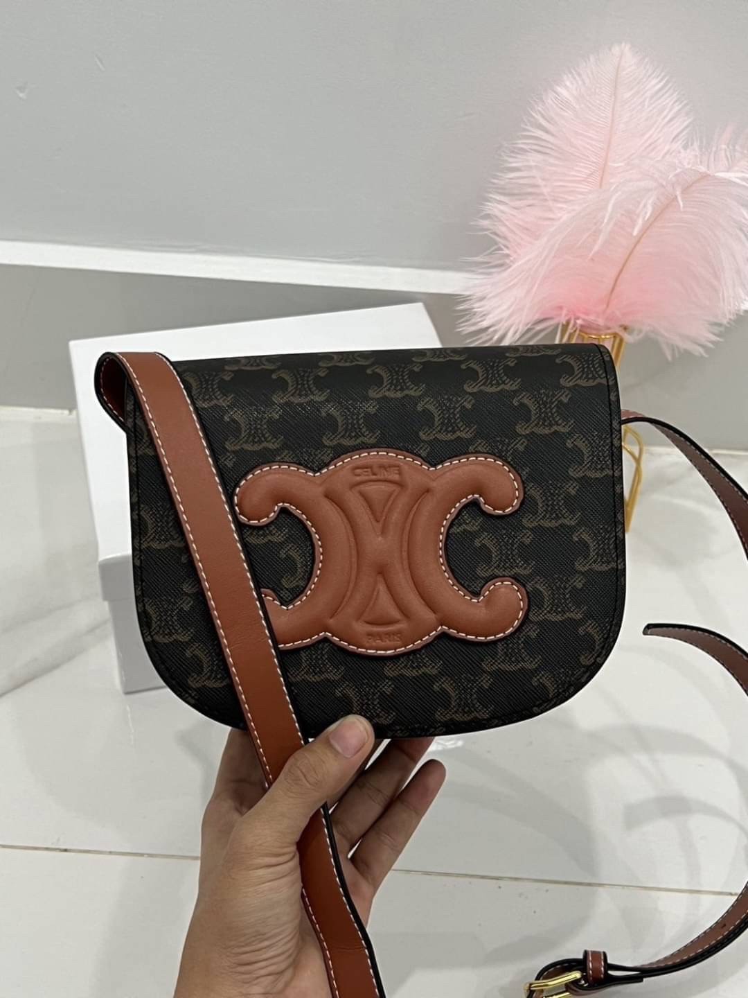 CELINE FOLCO CUIR TRIOMPHE IN MONOGRAM CANVAS กระเป๋าทรงครอสบอดี้ ลายโมโนแกรมวินเทจ รุ่นที่ดาราใช้กันเยอะมาก และเป็นอีกหนึ่งใบที่ครองใจสาวๆ ทรงน่ารักมากๆ