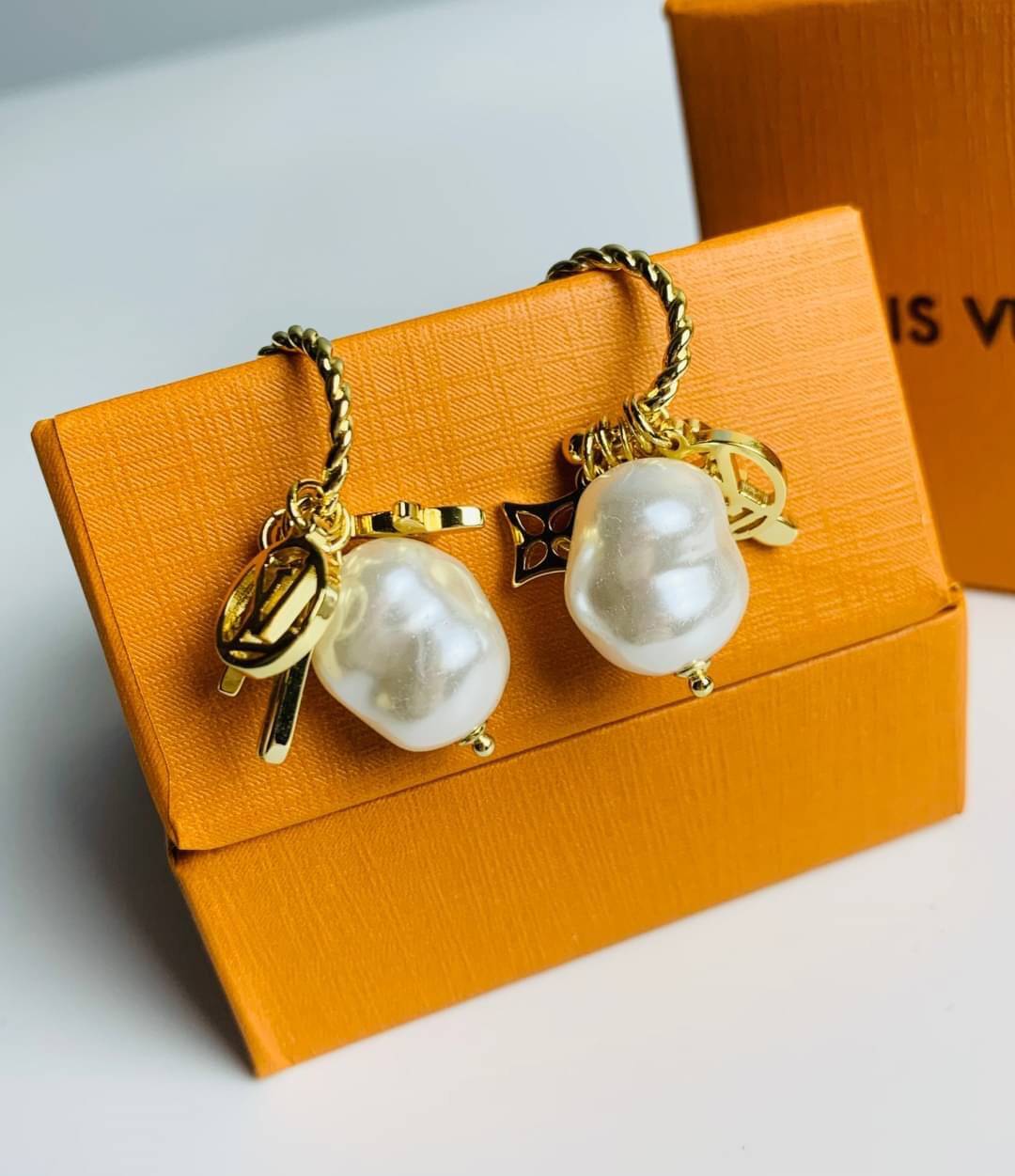 LV earring / Louis Vuitton earring ต่างหูหลุยส์ เกรดออริจินอล งานเคลือบโลหะทอง ไม่ลอกไม่ดำ เงาสวยคล้ายของจริงมากที่สุด สวยหรูหรา ผู้ดี ไฮโซสุดๆ งานเล่นไฟสวยมากค่ะ คอนเฟิม !!!!! เกรดสั่งทำแบบละเอียดที่สุด เก็บรายละเอียดครบ ปั้มโลโก้ สวยมากค่ะ