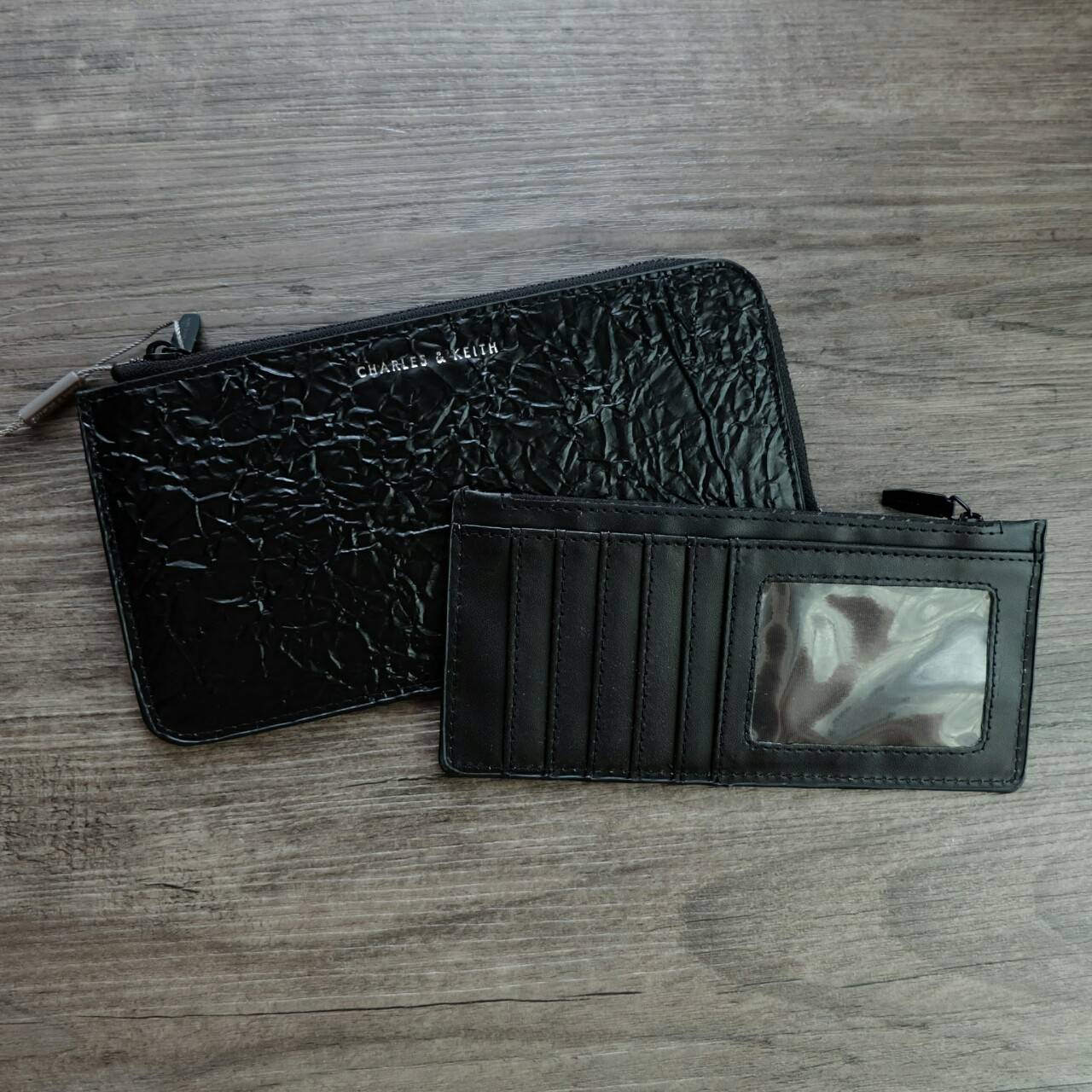 Charles & Keith Zip Wallet กระเป๋าสตางค์ใบยาว บาง พกพาสะดวก แถมกระเป๋าใบเล็กใส่บัตรให้อีก 1 ใบ เปิด - ปิดกระเป๋าด้วยซิป ภายในมีช่องใส่บัตรหลายช่อง และช่องใส่ธนบัตร ใบจริงสวย น่าใช้ทุกสีเลยค่าา