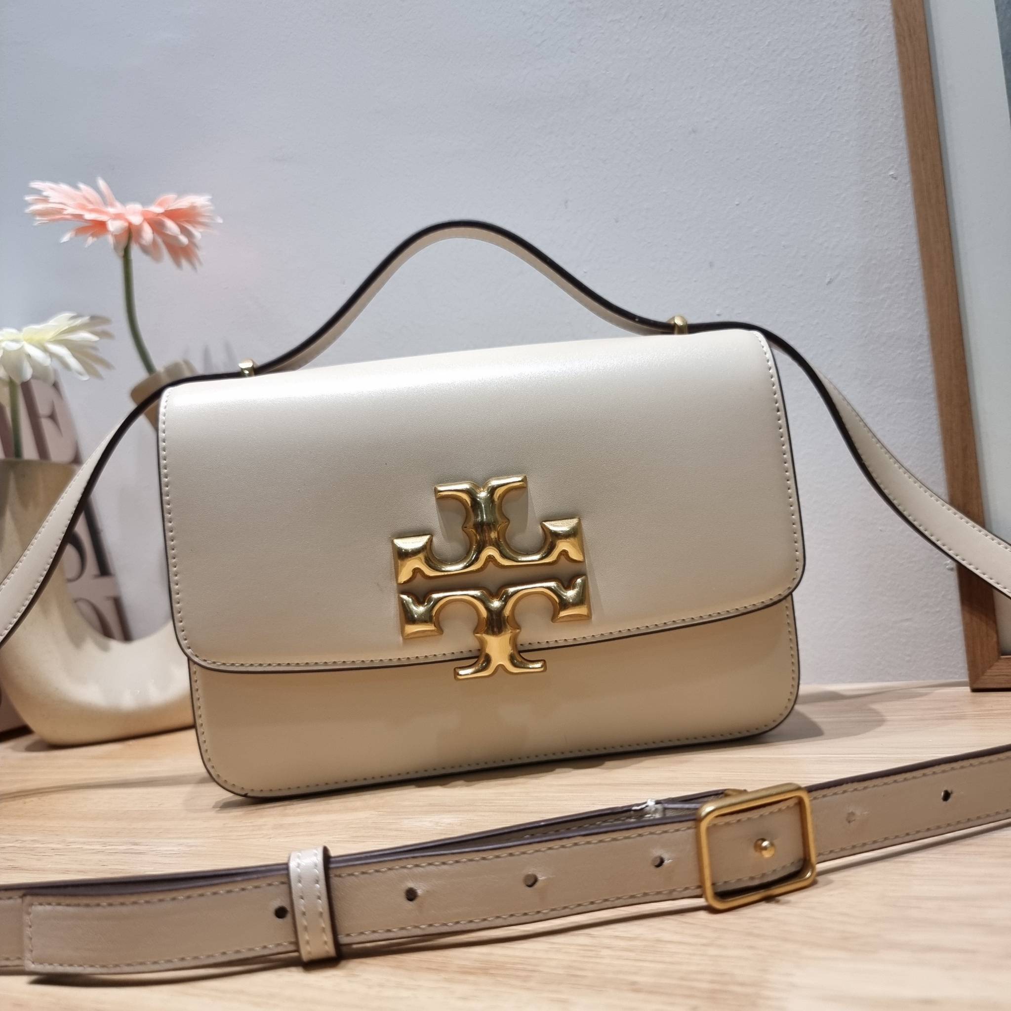 Tory Burch Bag / TORY BURCH ELEANOR CONVERTIBLE SHOULDER BAG รุ่นยอดนิยม กับไซส์ใหม่ ใหญ่จุคุ้ม! กระเป๋าสะพายข้าง ดีไซน์อยู่ทรง เรียบหรู! ผู้ดีกว่าใคร เปิด-ปิดด้วยแถบแม่เหล็ก