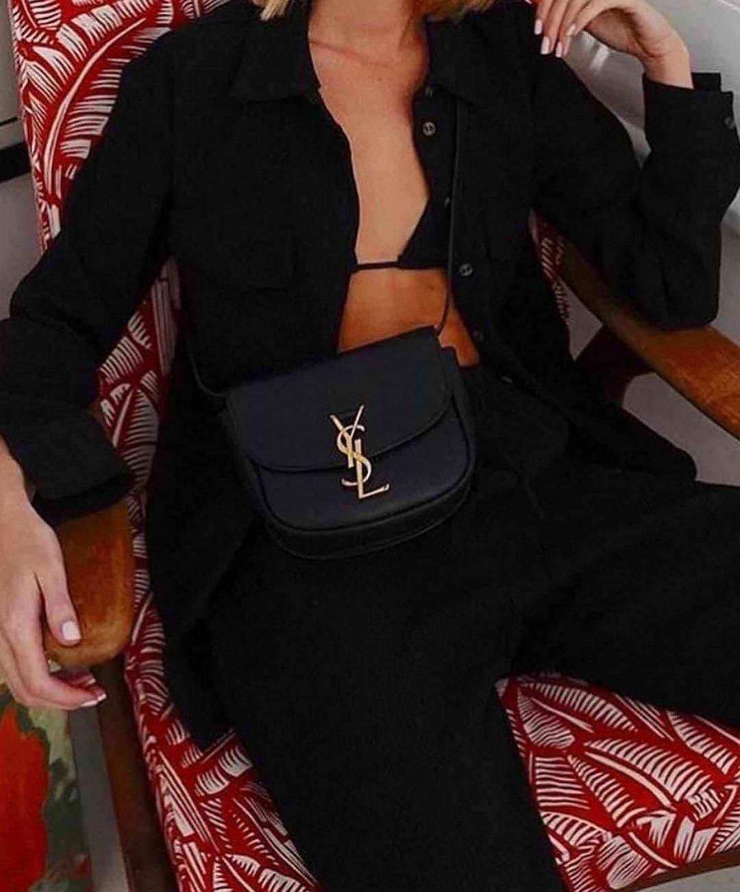 YVES SAINT LAURENT YSL BAG VIP GIFT WITH PURCHASE (GWP) พรีเมี่ยมกิ้ฟ Limited Edition จาก YSL DUTY FREE COUNTER ทรงสี่เหลี่ยมหนังสวยหรูอยู่ทรงเปิดปิดด้วยฝาปิดโลโก้แบรนด์อะไหล่ทองวินเทจ ภายในโล่งมีช่องหลัก และช่องใส่บัตรสามารถใส่มือถือของใช้จุกจิกได้เยอะ ส