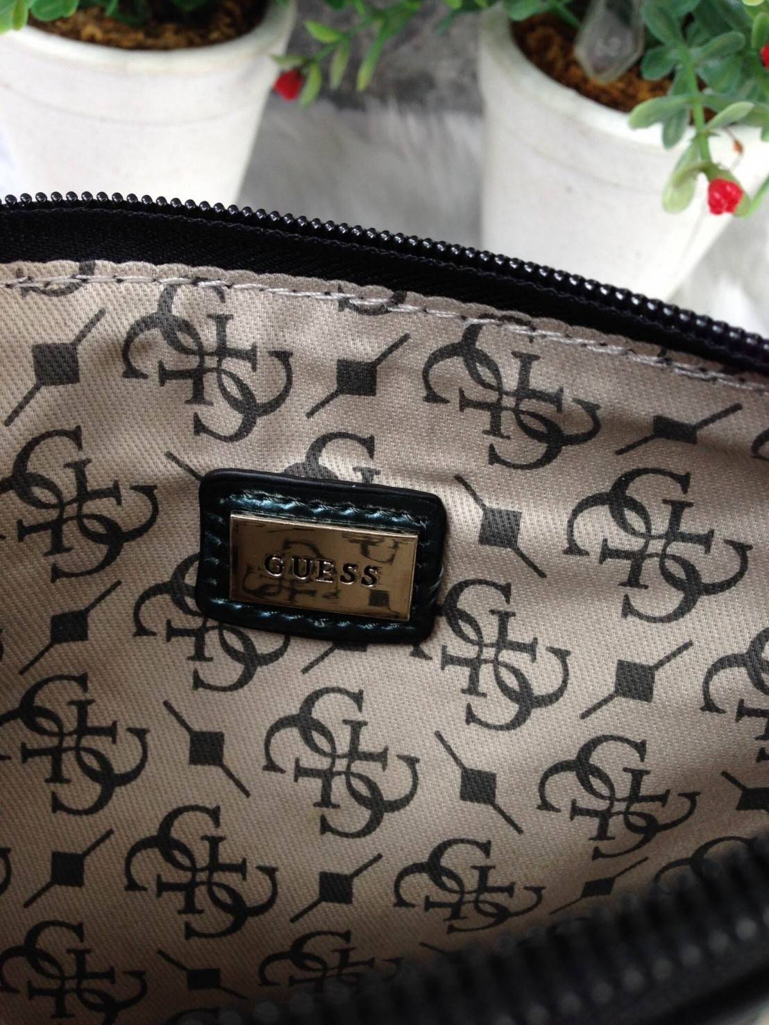 Guess clutch bag กระเป๋าคลัชถือ มาพร้อมสายสะพาย น้ำหนักเบา สีสันสวยงาม แต่งแคนวาสด้วยอักษรG สลับหนังลาย โลโก้โลหะสลักบนหนัง สามารถใส่ iPhone 8+ ได้ สวยหรู น่าใช้มากค่า