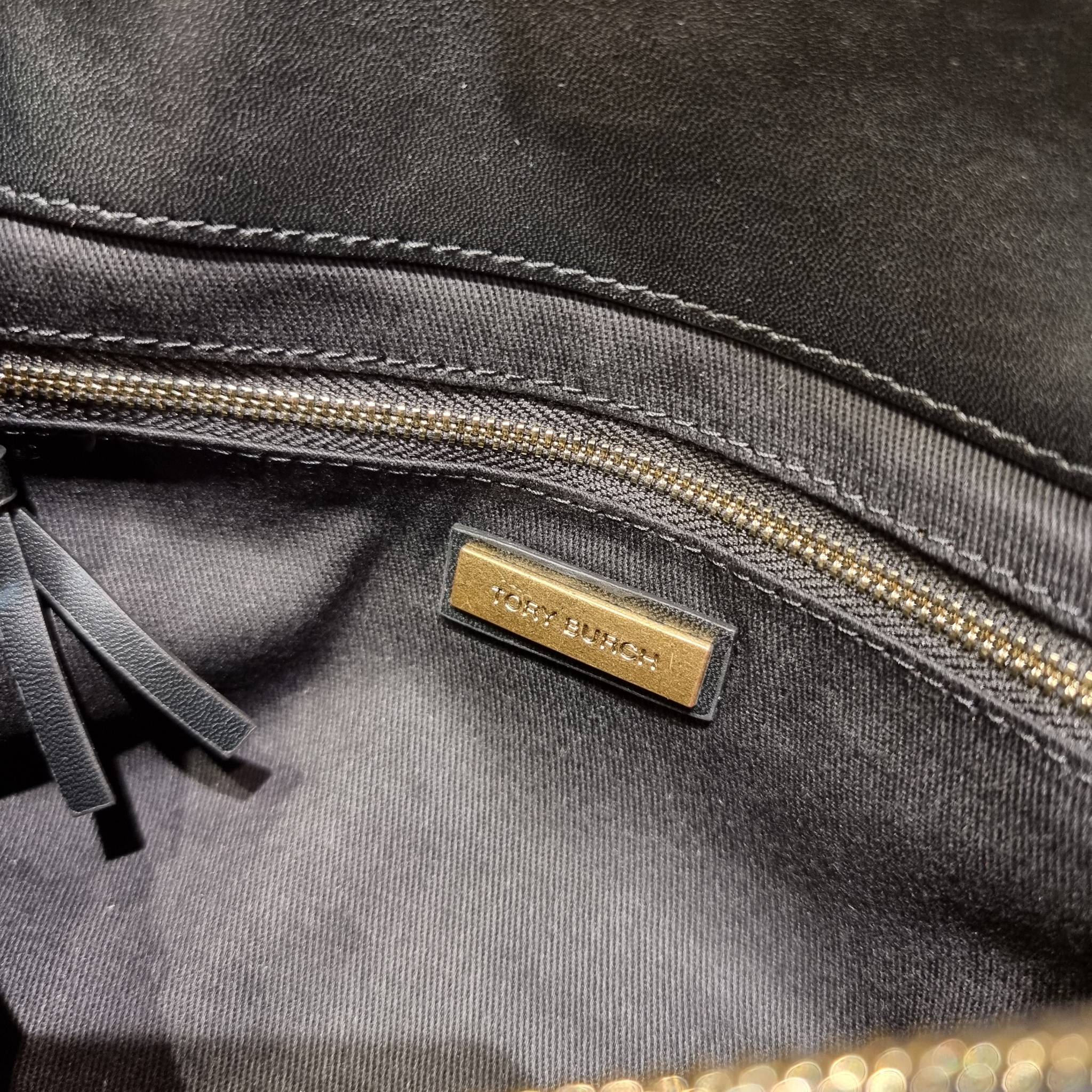 TORY BURCH FLEMING SOFT CONVERTIBLE SHOULDER BAG รุ่นหายากที่สาวๆตามหา มาพร้อมเสิร์ฟความสวยถึงบ้านไปเลยจ้า รอบนี้คัดสีสวยๆมาให้ได้ช้อปกันอย่างจุใจไปเลย กระเป๋าสะพายไหล่ หนังแท้นิ่มเต็มใบ สวยหรูดูแพง เปิด-ปิดด้วยตัวกดล็อคแน่นหนา สายสะพายในตัวปรับใช้ได้ 2 แ