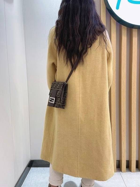 FENDI Phone crossbody bag พร้อมส่งกับกระเป๋าสะพายข้างขนาดมินิขนาดกำลังดี ใส่ของจุกจิกได้เยอะ ใส่iPhone pro max ได้สบาย มาพร้อมสาย สะพายข้างถอดได้ งานจริงสวยมากไม่ผิดหวังค่ะ