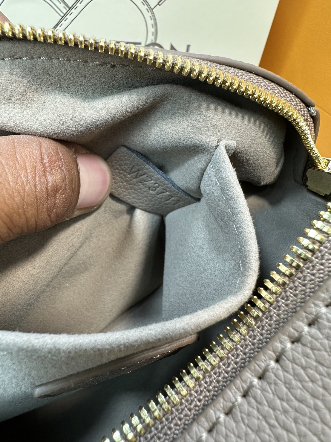 LV Speedy Bandoulière 20 Bag Monogram Empreinte Leather กระเป๋าสะพายทรงสปีดี้คลาสสิค สวยหรู กระเป๋าทรงหมอน รุ่นท็อปฮิต มีกุญแจล็อค