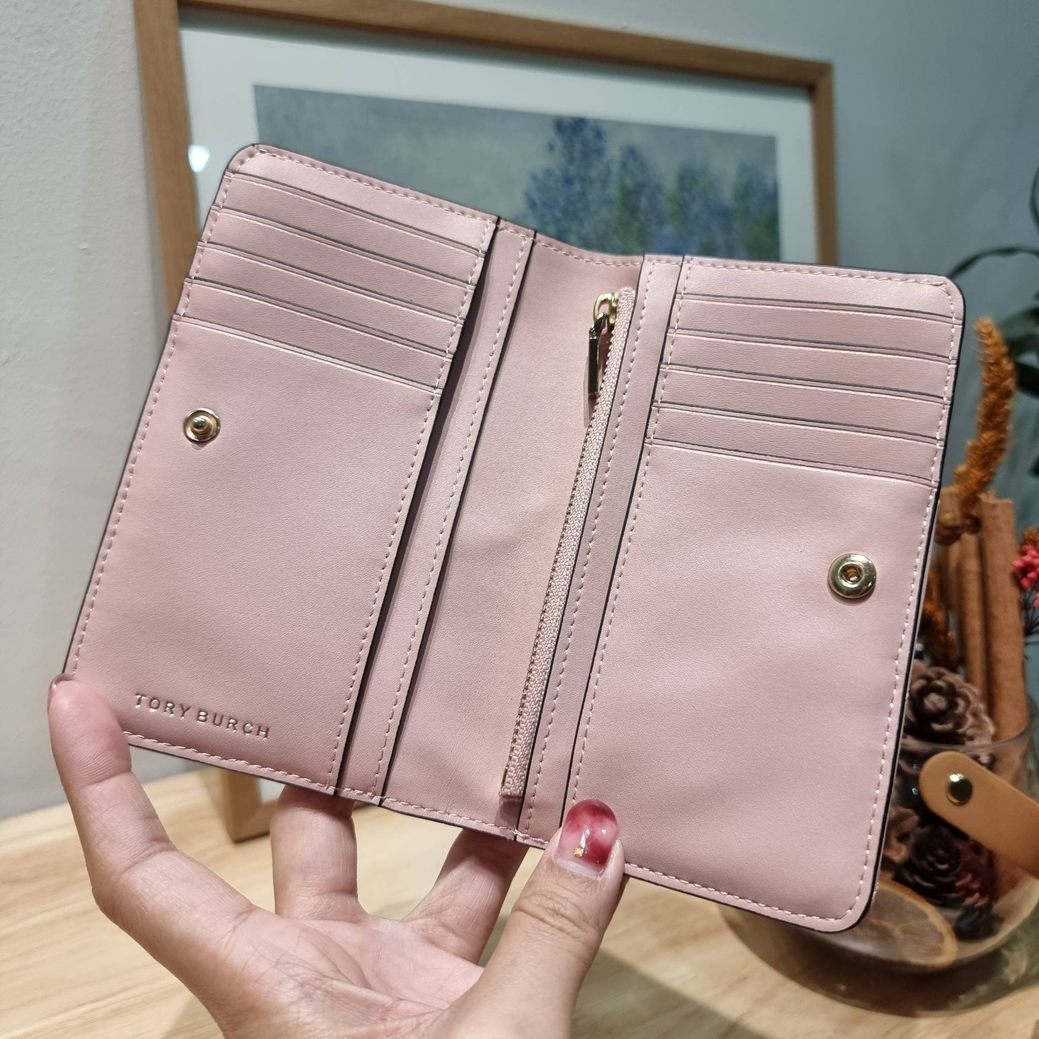 TORY BURCH KIRA CHEVRON MEDIUM SLIM WALLET กระเป๋าสตางค์ใบกลางรุ่นบาง ไม่กินพื้นที่กระเป๋า ดีไซน์เรียบหรู