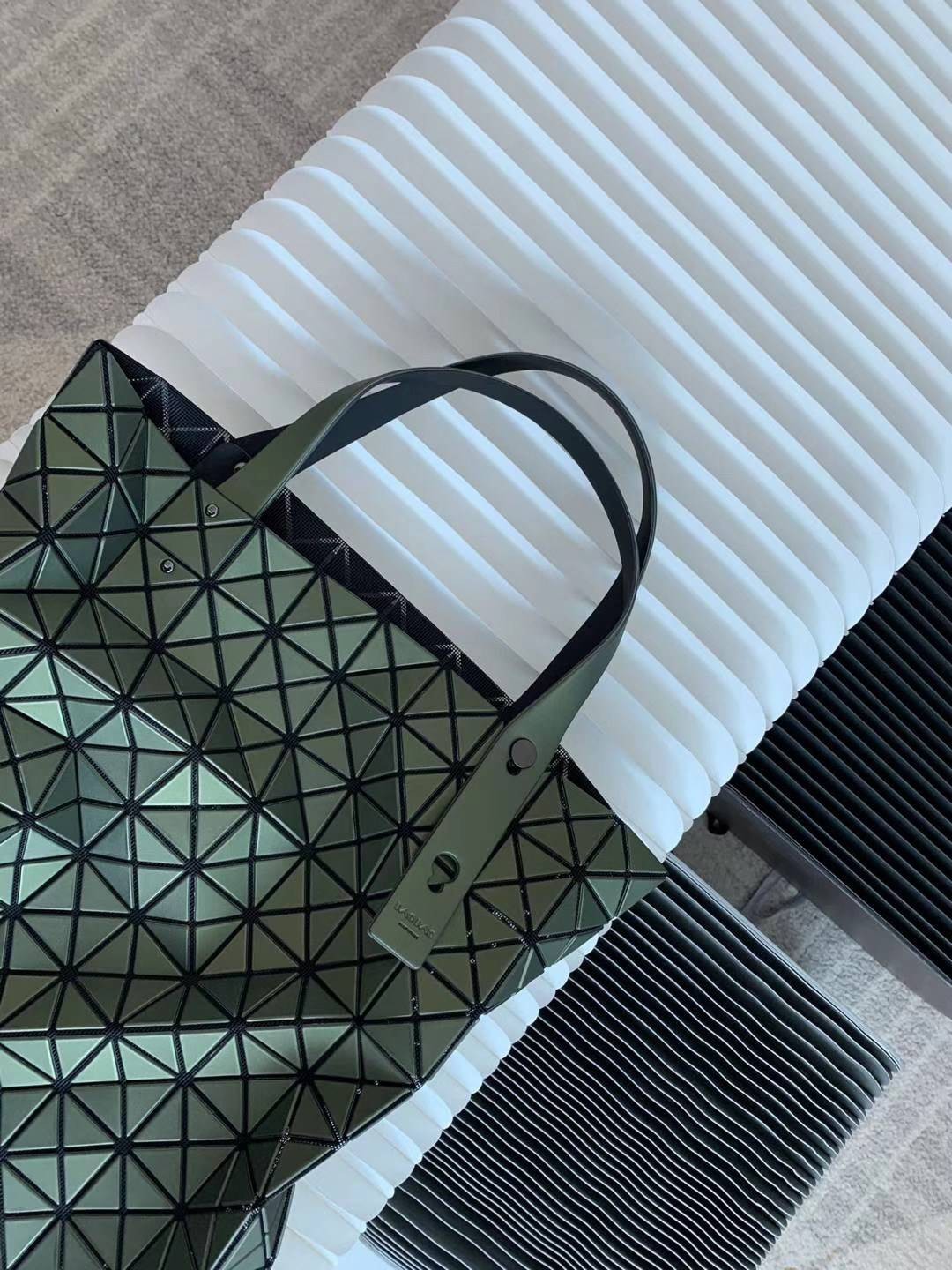 BAOBAO ISSEY MIYAKE 10x10 BLOCK TOTE BAG 39cm กระเป๋าถือทรง shopping โท้ทใบใหญ่ลายตาราง เกรดออริจินอล ภาพสินค้าถ่ายจากงานขายจริง ใช้งานต่างประเทศได้