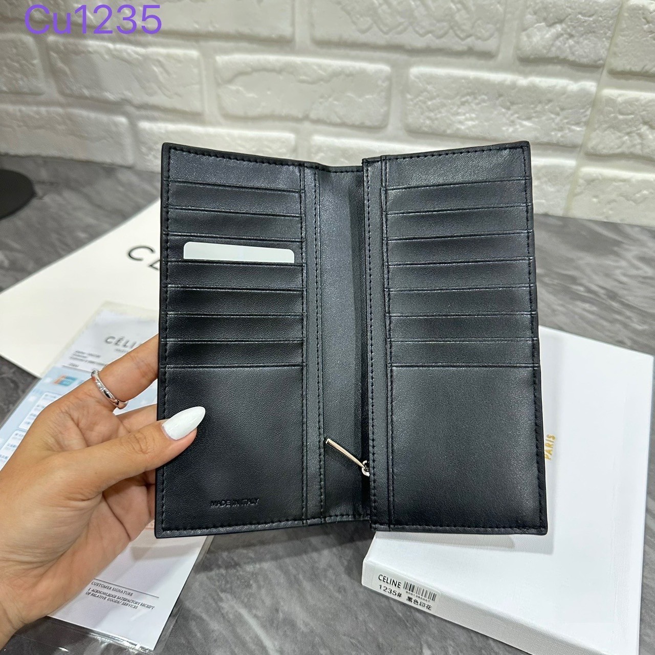 CELINE SHORT WALLET / CELINE LONG WALLET กระเป๋าสตางค์ซีลีน แบบสั้นและยาว พร้อมส่ง!! สวยหรู ภายในมีช่องแบ่งหลายช่อง มีช่องใส่บัตรหลายช่อง ไอเท็มแนะนำในราคาสุดคุ้ม นาทีนี้ห้ามพลาดค่ะ!