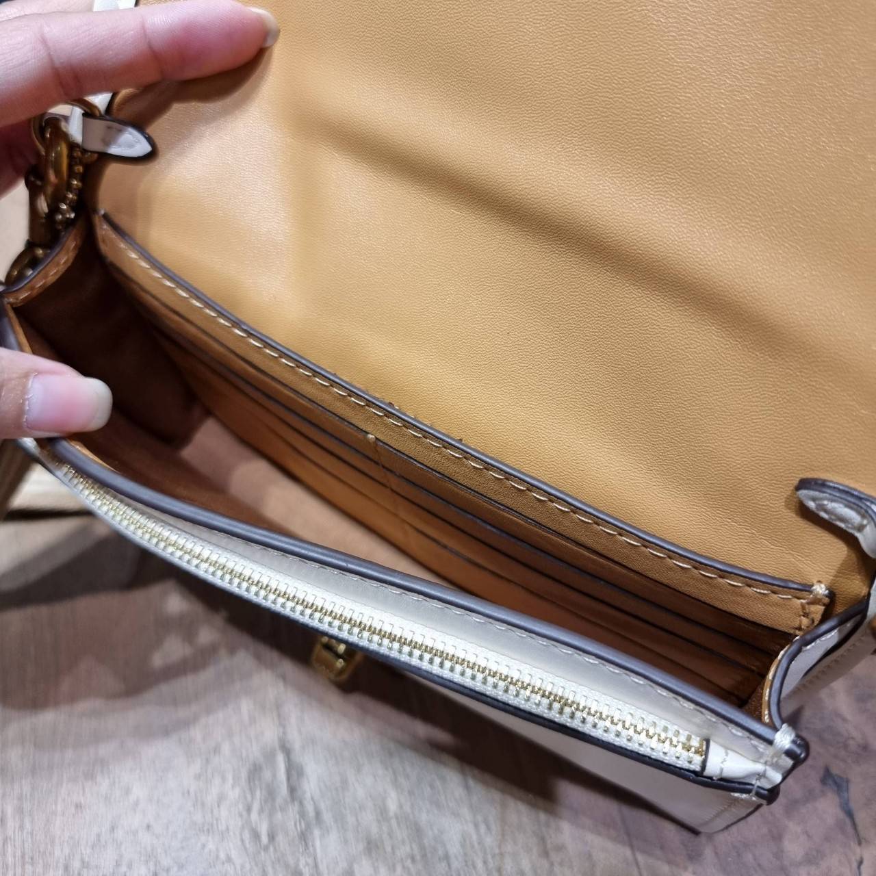 COACH C3824 FOLDOVER CROSSBODY CLUTCH IN SIGNATURE JACQUARD คลัทช์เก๋ๆที่สาวๆตามหา 2IN1 ไปอีกหนึ่ง!! กระเป๋าสะพายทรงคลัชท์ ใช้งานได้ถึง 2 แบบ จะพกเดี่ยวๆแทนกระเป๋าสตางค์ หรือคล้องสายสะพายข้าง สะพายชิคๆคูลๆ ก็ได้อีก มันดีงามมากทุกสี เพราะความละมุนของผ้า ja