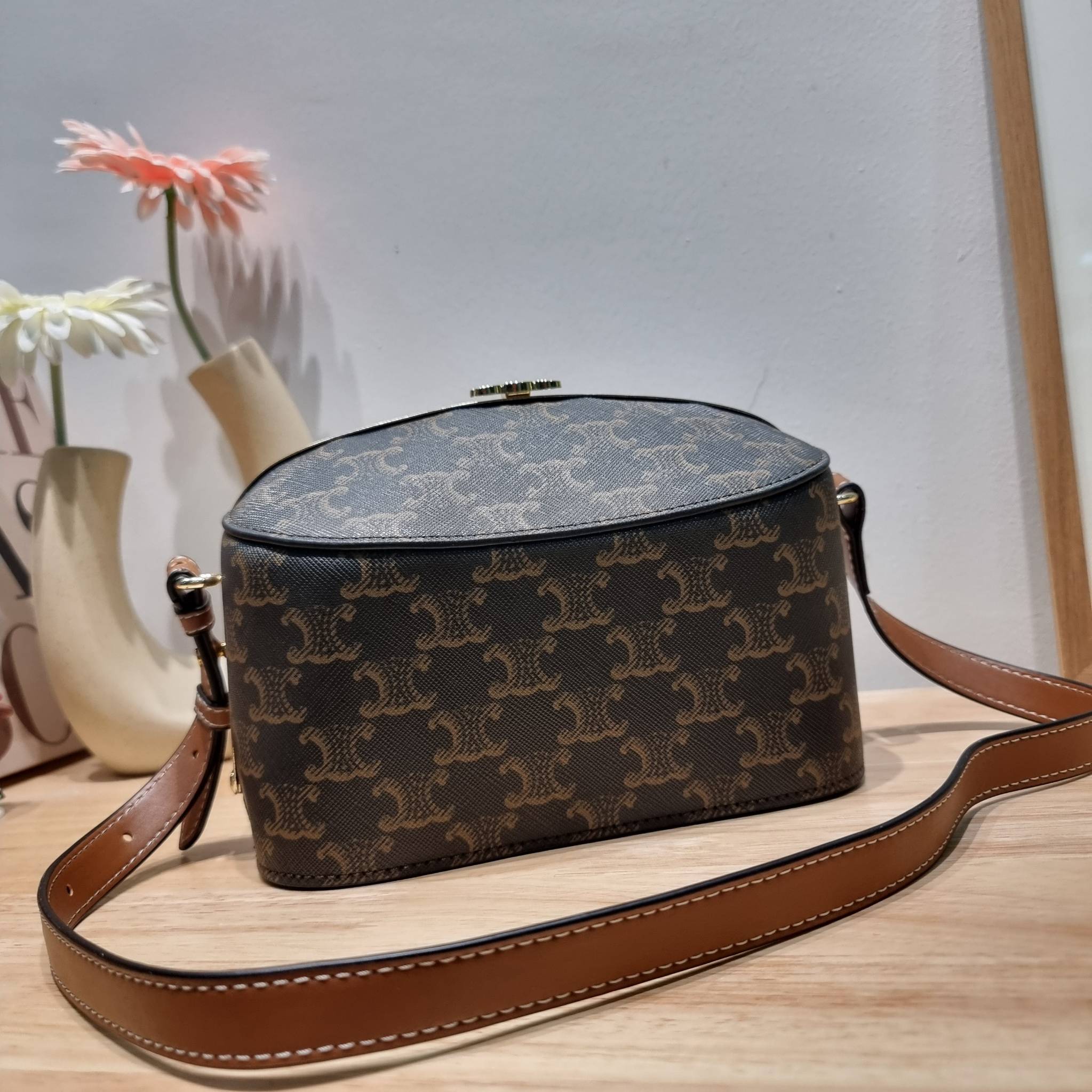 Celine Lunch Box Bag / CELINE BOX BAG IN TRIOMPHE CANVAS สุดปัง กับกระเป๋าทรงกล่อง ดีไซน์ยูนีค ไม่ซ้ำ วัสดุหนังแคนวาส เปิด-ปิดด้วยอะไหล่ขัดแน่นหนา