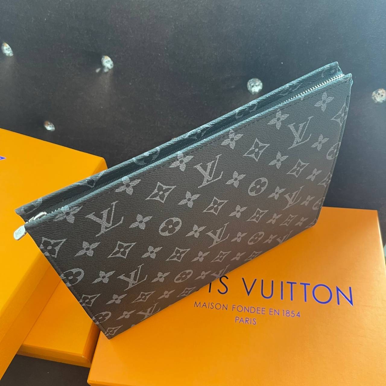 หนังแท้ LOUIS VUITTON POCHETTE VOYAGE CLUTCH BAG พร้อมส่งที่ไทย!! ที่นี่ที่เดียว LV CLUTCH ขายดีตลอดกาล ไม่มีตกยุค ถือคูลๆ เลยค่า