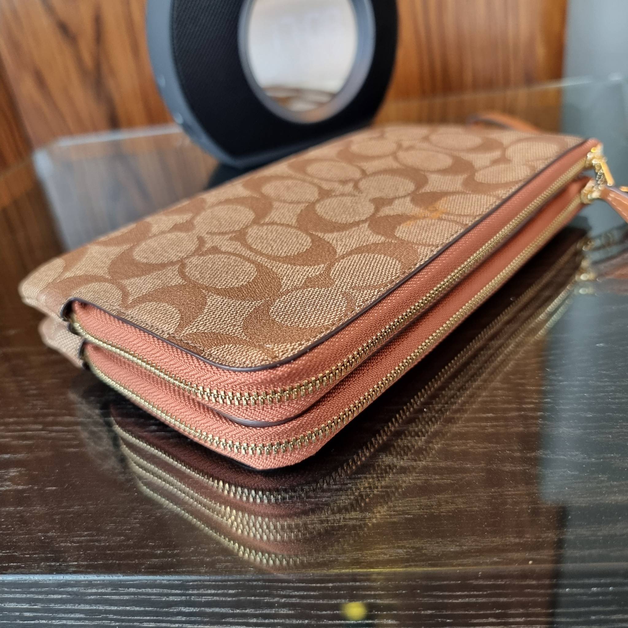 COACH F54057 DOUBLE ZIP WALLET IN SIGNATURE กระเป๋าคล้องมือ size L ใบนี้ใส่มือถือได้ทุกรุ่น ขนาดกำลังดี พกพาสะดวกมากๆ วัสดุหนังสังเคราะห์ ภายในเป็นผ้าสีสวยคม ใส่ธนบัตร ใส่บัตรได้เยอะ ใส่มือถือได้สบายๆทุกรุ่น ตอบโจทย์สาวๆที่ไม่ชอบพกเยอะวุ่นวายจ้า ใบนี้เอาอ