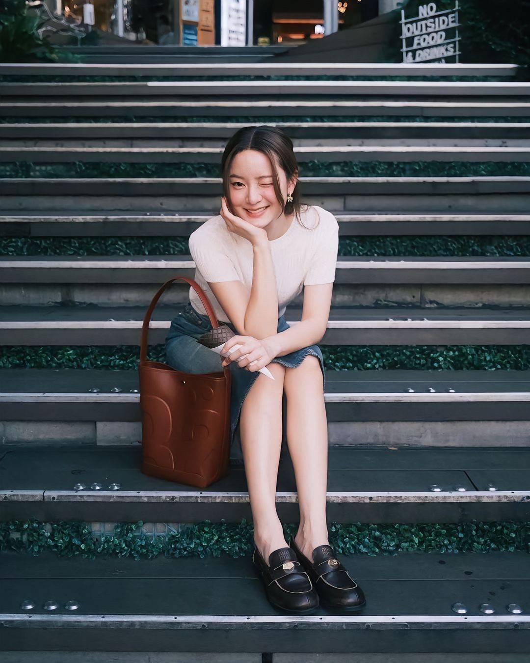 Rally The Bag Whisper กระเป๋าทรงบัคเก็ตงานหนังรุ่นใหม่ ฮอทติดลมบน มาแรงสะพายกันทั่วบ้านทั่วเมือง สายแบกสายขนห้ามพลาดจุของได้เยอะ รุ่นหนังผิวสัมผัสนิ่มมือ ทนทานและจุสิ่งของได้ครบครัน โดดเด่นด้วยโลโก้ตัวนูน