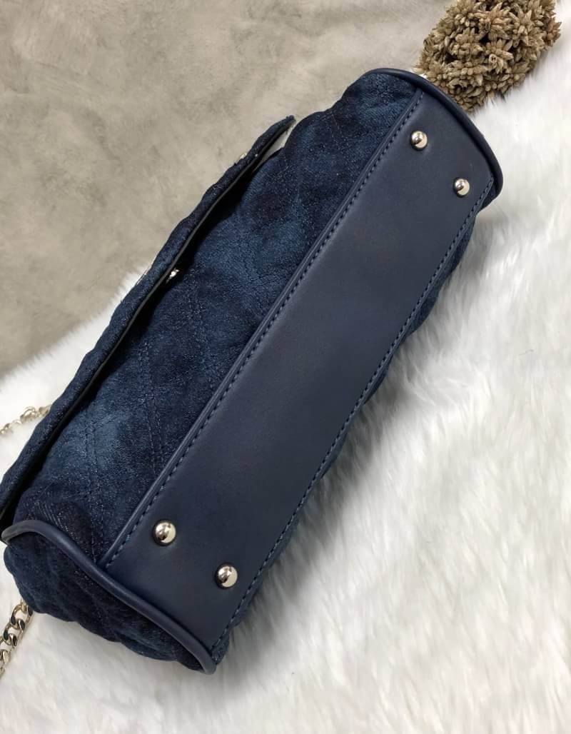 GUESS WOMEN BAG JEAN กระเป๋าสะพายไหล่หรือ crossbody สุดชิค วัสดุผ้ายีนส์ ด้านหน้าติด logo brand เพิ่มดีเทลดีไซน์ตกแต่งที่ด้านหน้ากระเป๋า เปิดปิดกระเป๋าแบบแม่เหล็ก ใช้งานง่าย ภายในมี 2 ช่อง แต่ละช่องกว้างใส่ของได้จุ และยังมีช่องซิปเล็กใส่ของจุกจิกได้อีกค่ะ