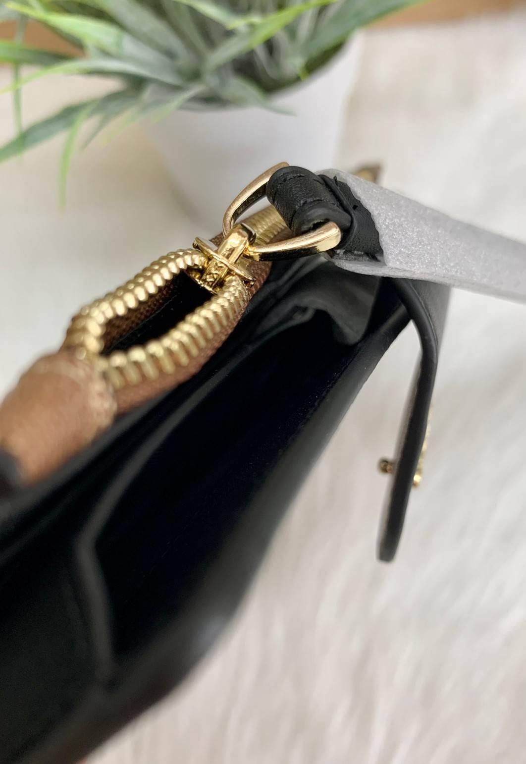 พร้อมส่งครบ 5 สี กระเป๋าสตางค์ที่สาวๆต้องมีติดตัวค่าา😘 COACH TECH WALLET IN COLORBLOCK SIGNATURE ((C2874)) ✔️กระเป๋าเงินใบยาว หนังแท้ พร้อมสายคล้องมือในตัวค่ะ ✔️เปิดปิดด้านหน้าแบบฝากระดุม ภายในมีช่องใส่ธนบัตร2ช่อง ;สามารถใส่มือถือ ip