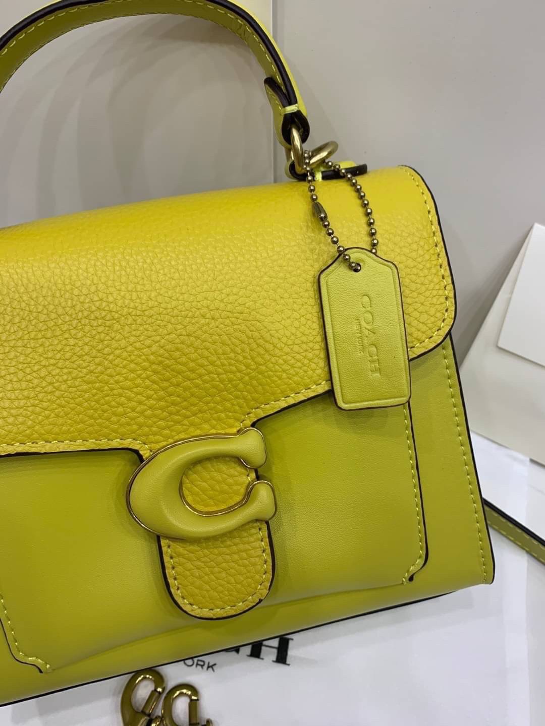 COACH TABBY TOP HANDLE 20 พร้อมส่งที่ไทยค่ะ! กระเป๋าหิ้ว//สะพายข้างได้ หนังแท้อย่างดี กหนึ่งใบทำหนังสองลายได้อย่างสวยงาม พร้อมโลโก้รุ่นใหม่ล่าสุดดูดีมากๆค่ะ เปิดปิดกระเป๋าแบบกดล็อค ภายในมีช่องหลักสองช่อง ใส่มือถือได้ทุกรุ่น;กระเป๋าเงินใบกลางได้;ของจำเป็นจ