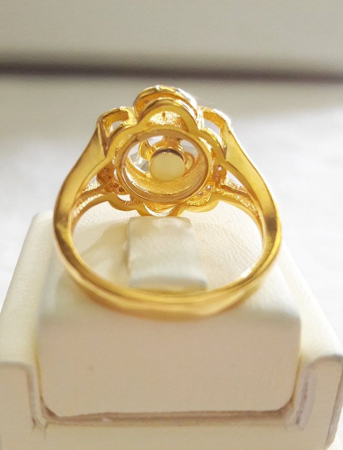 แหวนกังหัน4ใบ รุ่นดอกไม้ เสริมดวงเนื้อทองเหลืองชุบทองประดับเพชรพร้อมกล่องกำมะหยี่ค่ะ