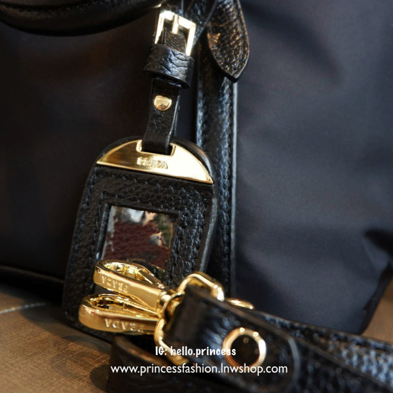 Prada tote bag กระเป๋าถือหรือสะพายทรง tote premium gift จาก counter brand วัสดุ nylon เนื้อหนา สลับหนัง ตัวกระเป๋ามีกระดุมข้างปรับขยายทรงได้ อะไหล่ทอง กระเป๋าเปิดปิดด้วยซิป ภายในจุได้เยอะ มีช่องซิป และช่องเล็ก มีหมุดรองฐานกันรอย มาพร้อม สายยาวถอด ปรับได้ 